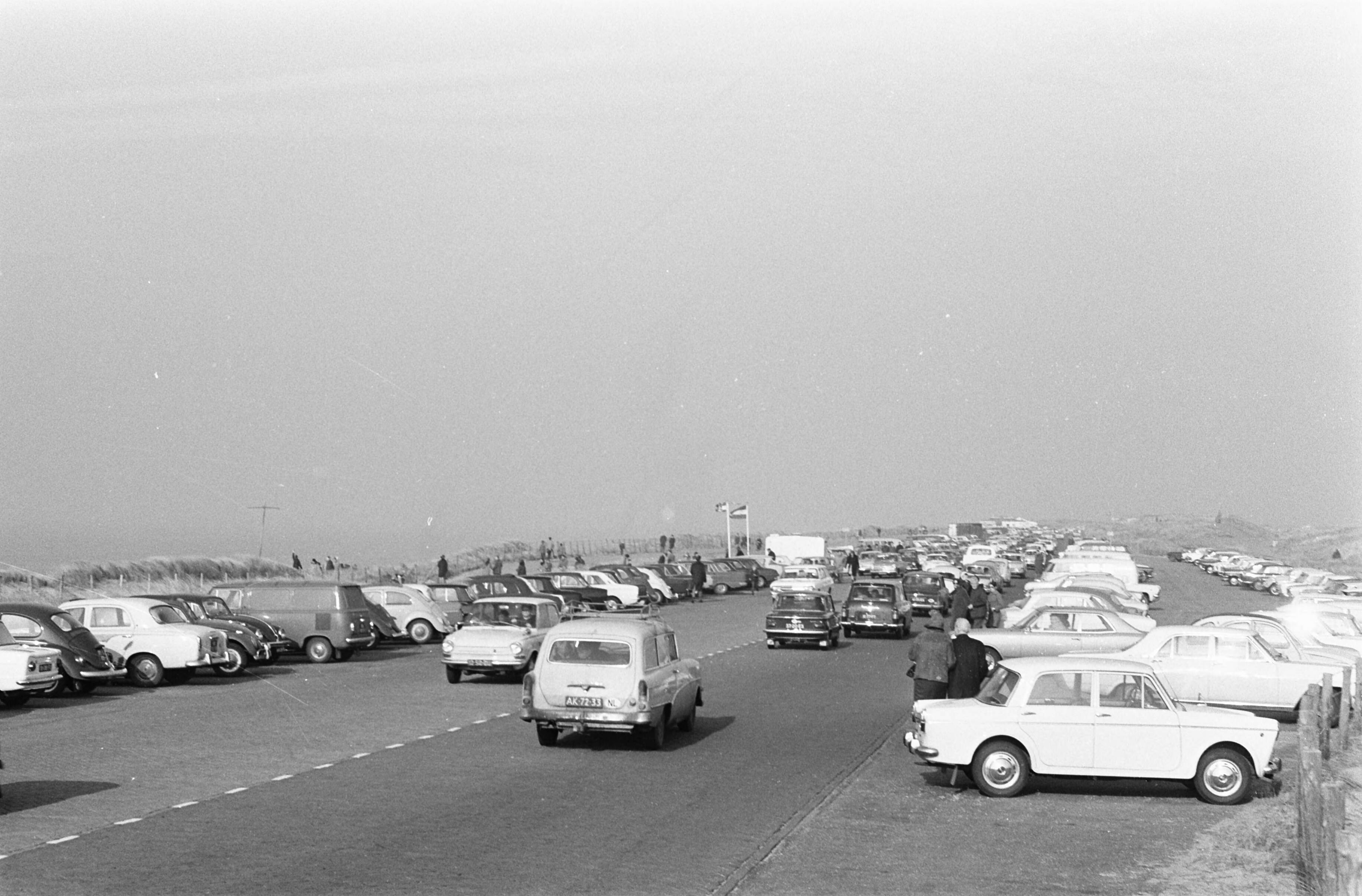 Fotocollectie Anefo — Volwassenen en kinderen op strand Zandvoort boulevard met autos — Foto: Nijs, Jac. de / Anefo. Licentie: Set B: Rechtenvrij / Publiek Domein. Bron: Nationaal Archief. http://hdl.handle.net/10648/ab5f9afc-d0b4-102d-bcf8-003048976d84