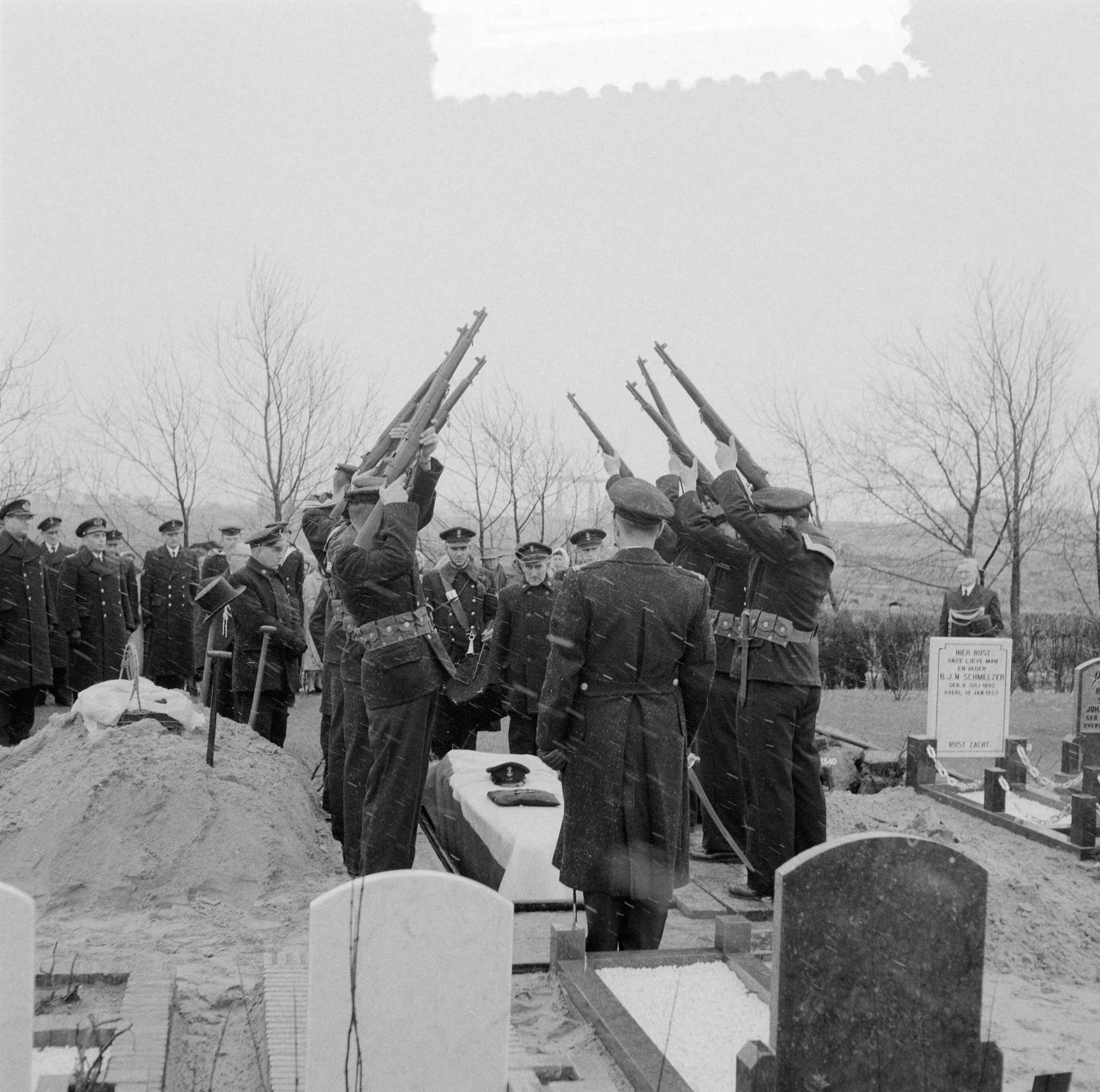 Fotocollectie Anefo — Marinebegrafenis van sergeant-kok W. Bouwman te Vlissingen — Foto: Behrens, Herbert F. / Anefo. Licentie: Set B: Rechtenvrij / Publiek Domein. Bron: Nationaal Archief. http://hdl.handle.net/10648/a958af0a-d0b4-102d-bcf8-003048976d84
