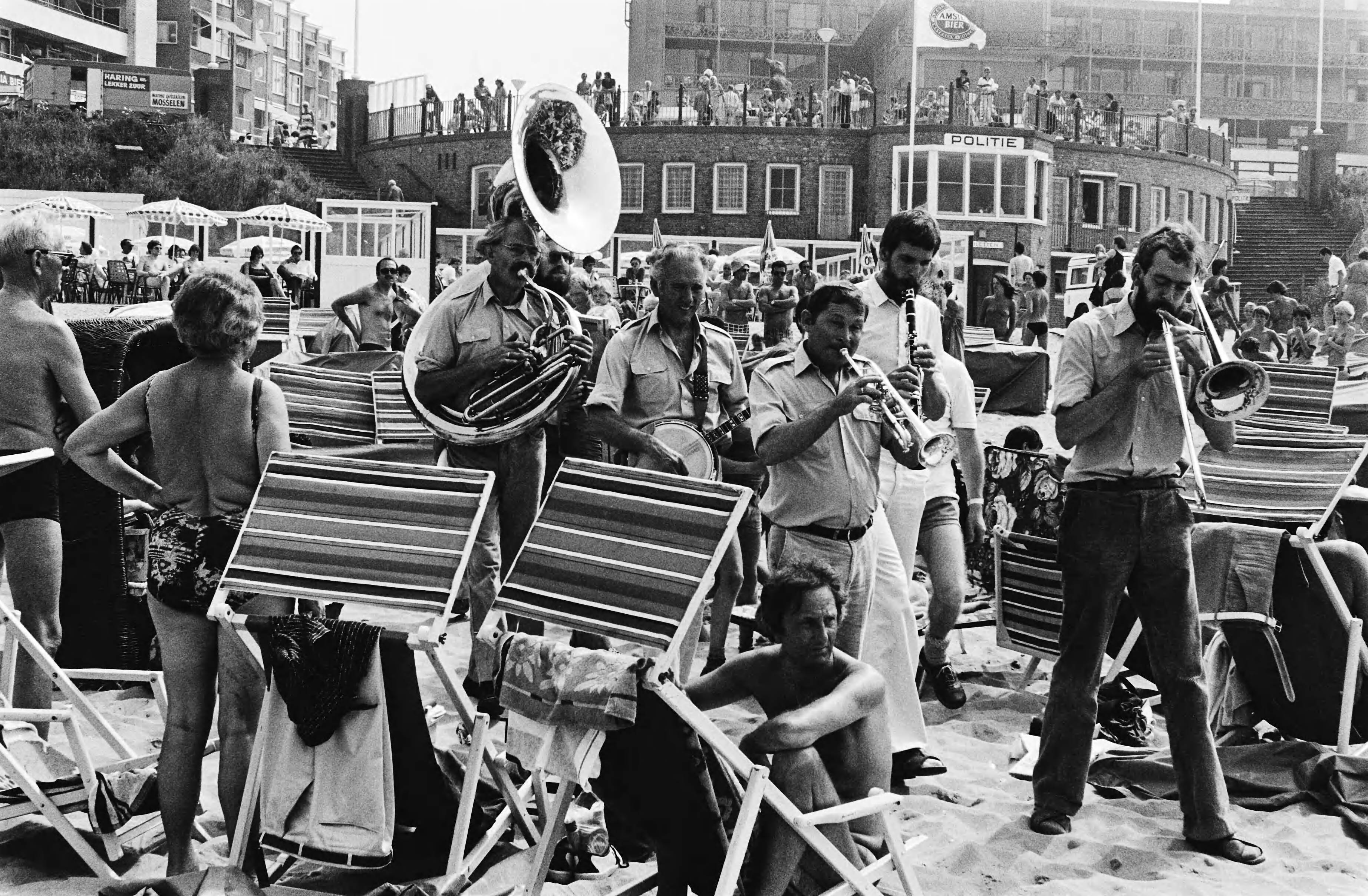 Fotocollectie Anefo — Jazz Behind the Beach in Zandvoort, optreden van de Haarlem Hotpeppers Jazzband — Foto: Dijk, Hans van / Anefo. Licentie: Set B: Rechtenvrij / Publiek Domein. Bron: Nationaal Archief. http://hdl.handle.net/10648/ace4e31e-d0b4-102d-bcf8-003048976d84