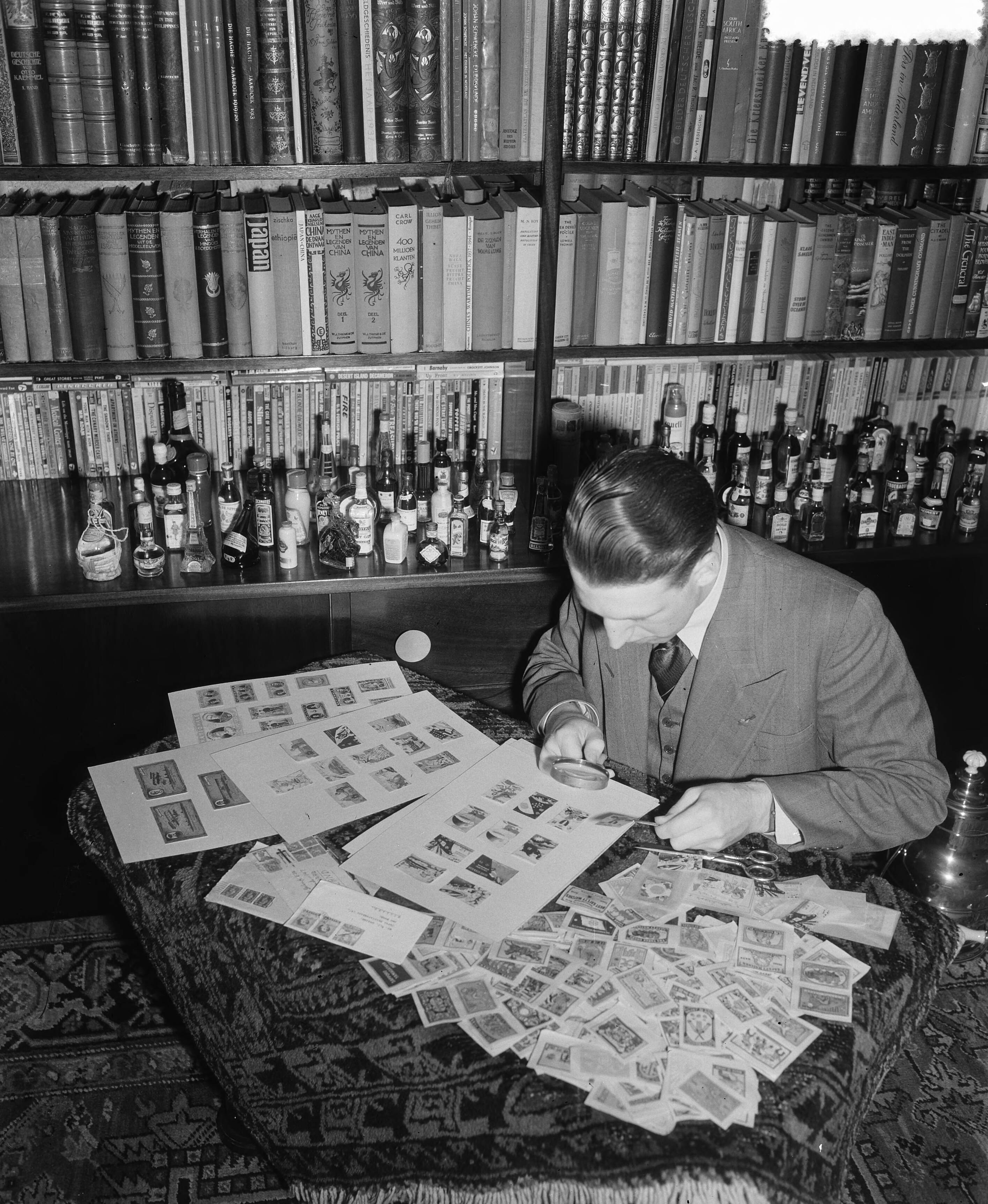 Fotocollectie Anefo — Heer Gelink foto-afdeling ZZM Den Haag [een man bekijkt postzegels] — Foto: Duinen, H. van / Anefo. Licentie: Set B: Rechtenvrij / Publiek Domein. Bron: Nationaal Archief. http://hdl.handle.net/10648/a8f06210-d0b4-102d-bcf8-003048976d84