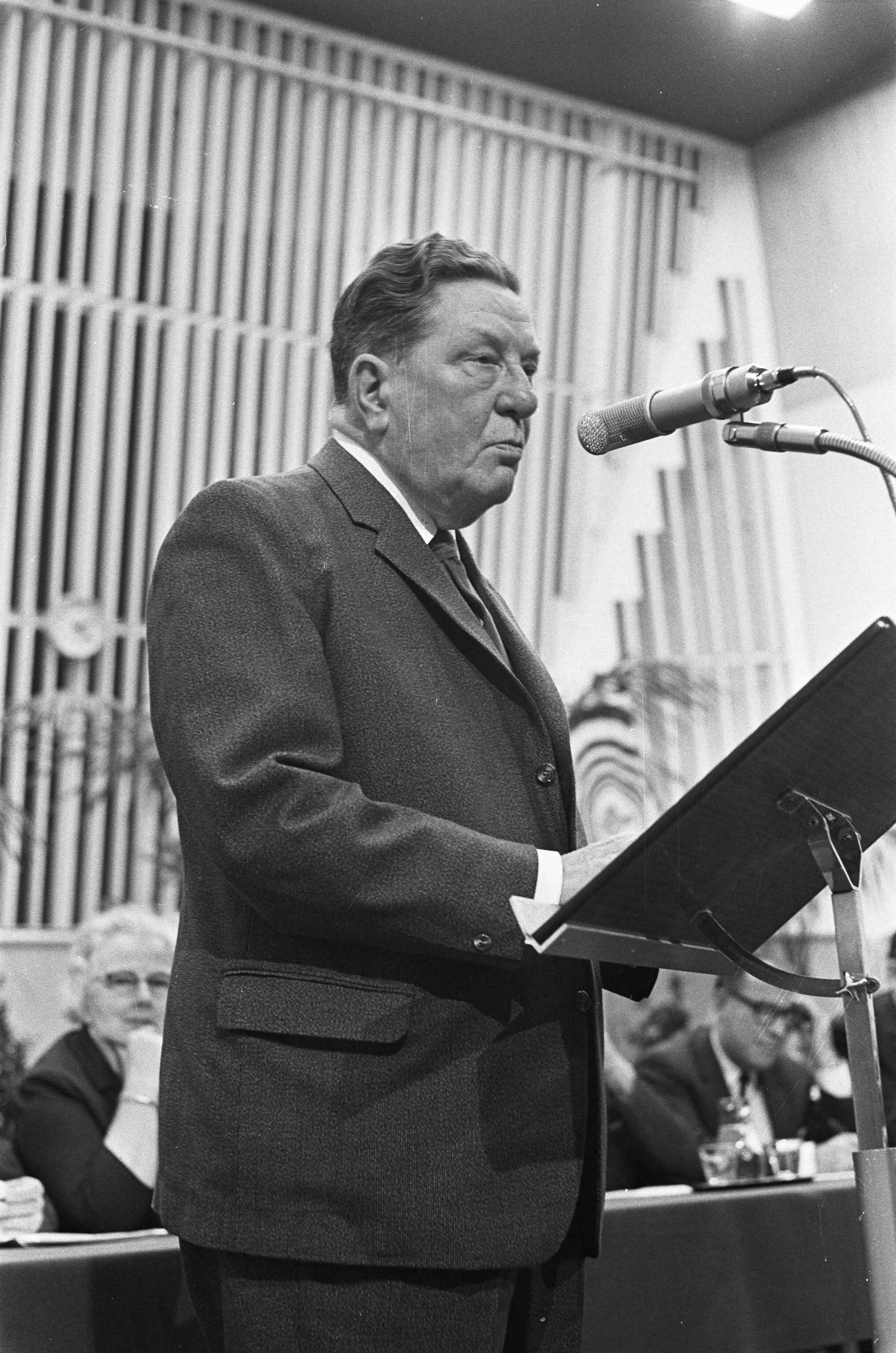 Fotocollectie Anefo — Buitengewone Algemene Vergadering van de AVRO in Hilversum, Willem Vogt op het spreekgestoelte — Foto: Merk, Ben / Anefo. Licentie: Set B: Rechtenvrij / Publiek Domein. Bron: Nationaal Archief. http://hdl.handle.net/10648/ab0f2b8a-d0b4-102d-bcf8-003048976d84