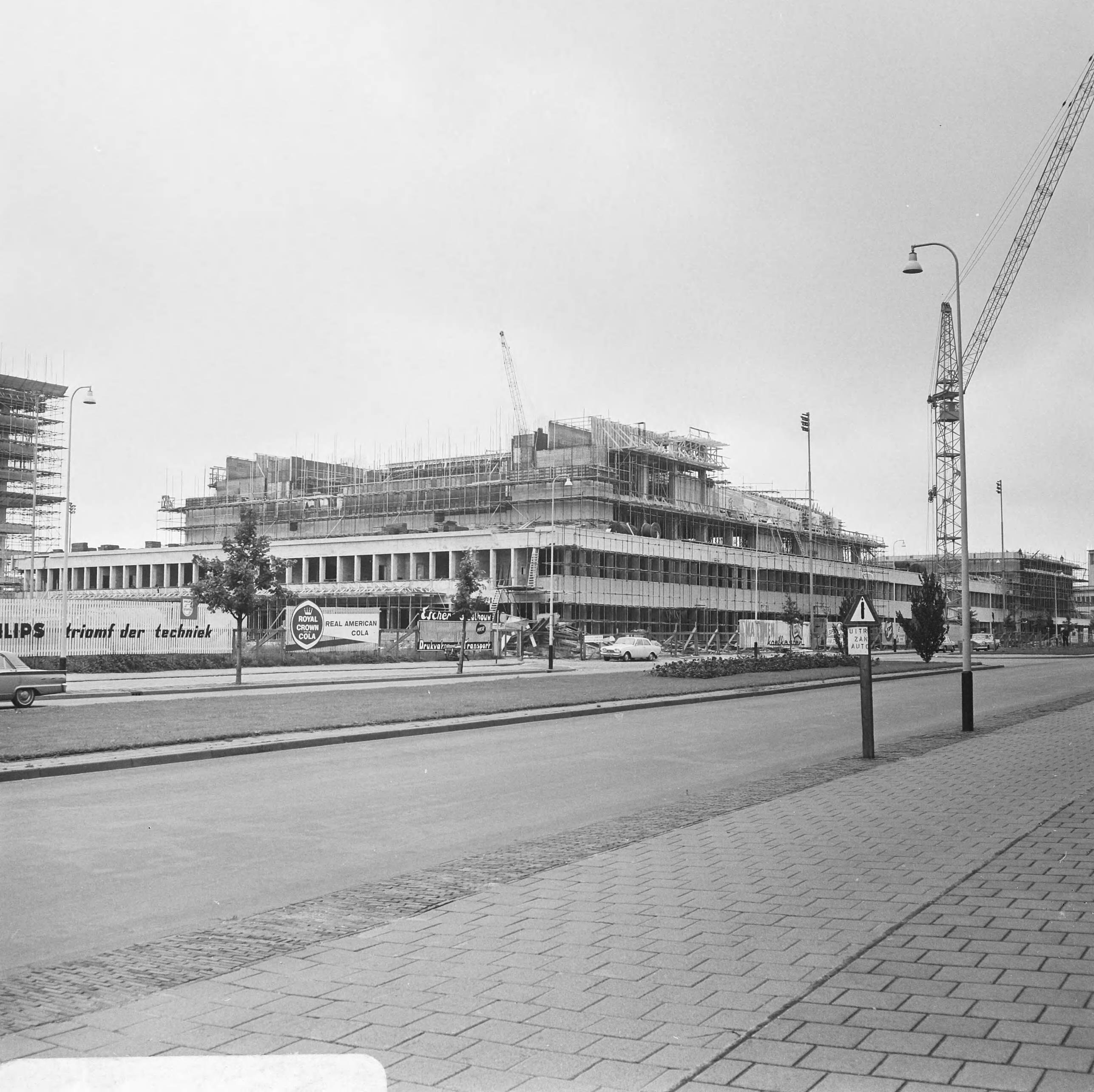 Fotocollectie Anefo — Bouw Nederlands Congrescentrum te Den Haag — Foto: Voets, Jan / Anefo. Licentie: Set B: Rechtenvrij / Publiek Domein. Bron: Nationaal Archief. http://hdl.handle.net/10648/aaf0bc18-d0b4-102d-bcf8-003048976d84