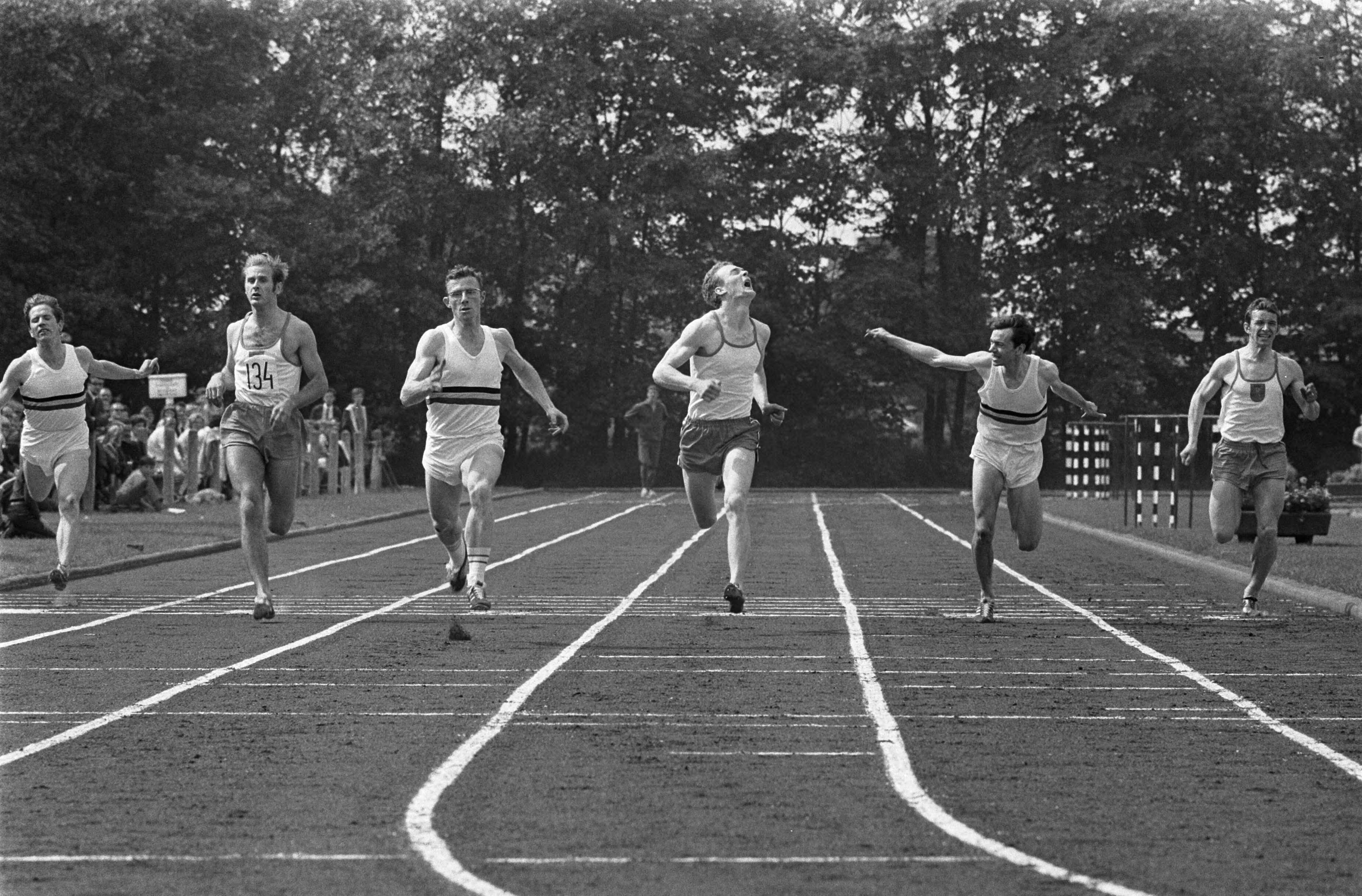 Atletiekinterland Nederland - België — Finish van de 200m: 3e van rechts: de winnaar P. Poels (België) — Foto: Fotograaf Onbekend / Anefo. Licentie: Set B: Rechtenvrij / Publiek Domein. Bron: Nationaal Archief. http://hdl.handle.net/10648/ab70f720-d0b4-102d-bcf8-003048976d84