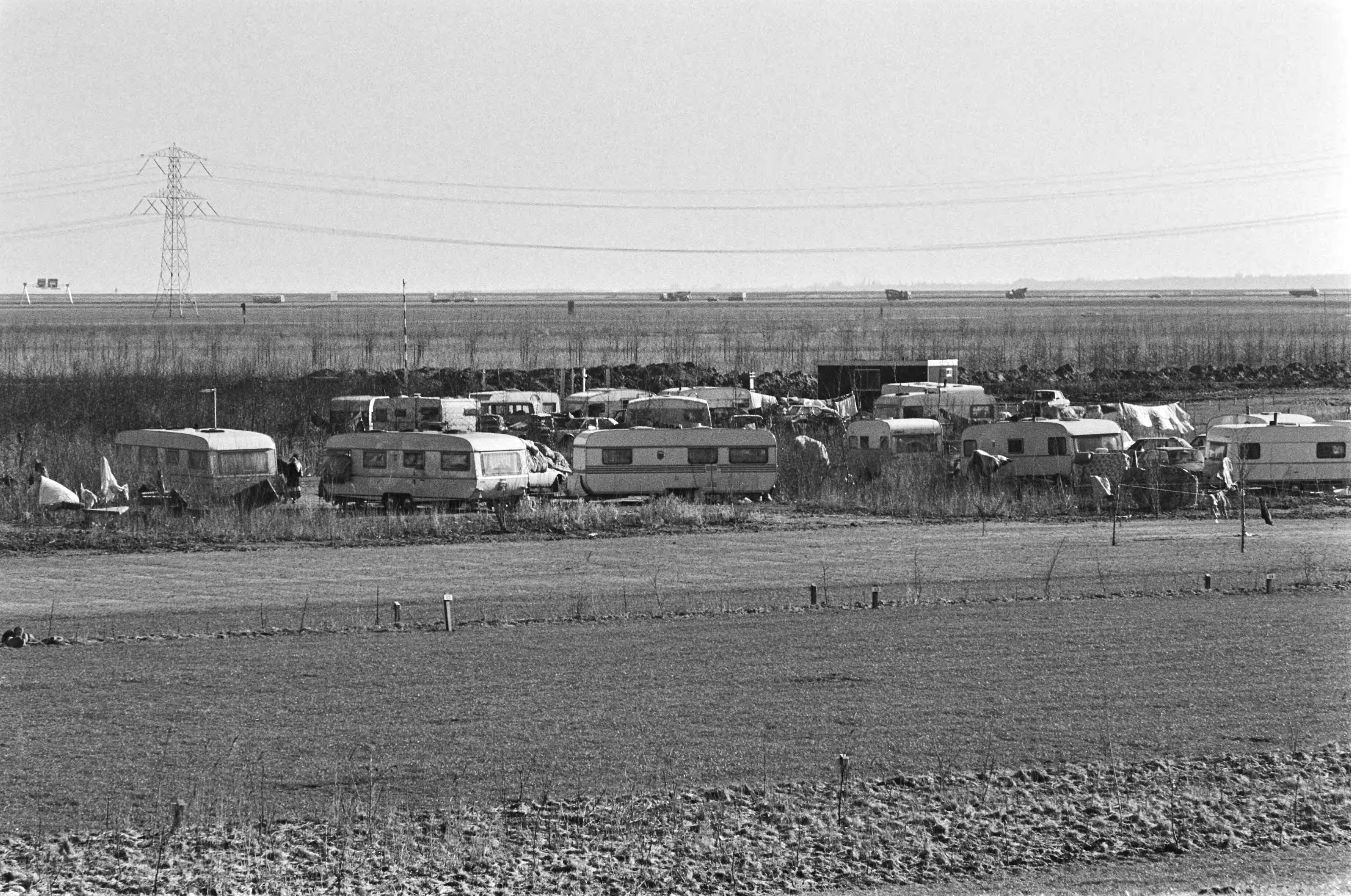 Fotocollectie Anefo — Honderd zigeuners verblijven voorlopig op camping in Almere overzicht caravans op de camping — Foto: Dijk, Hans van / Anefo. Licentie: Set B: Rechtenvrij / Publiek Domein. Bron: Nationaal Archief. http://hdl.handle.net/10648/acf4cf18-d0b4-102d-bcf8-003048976d84