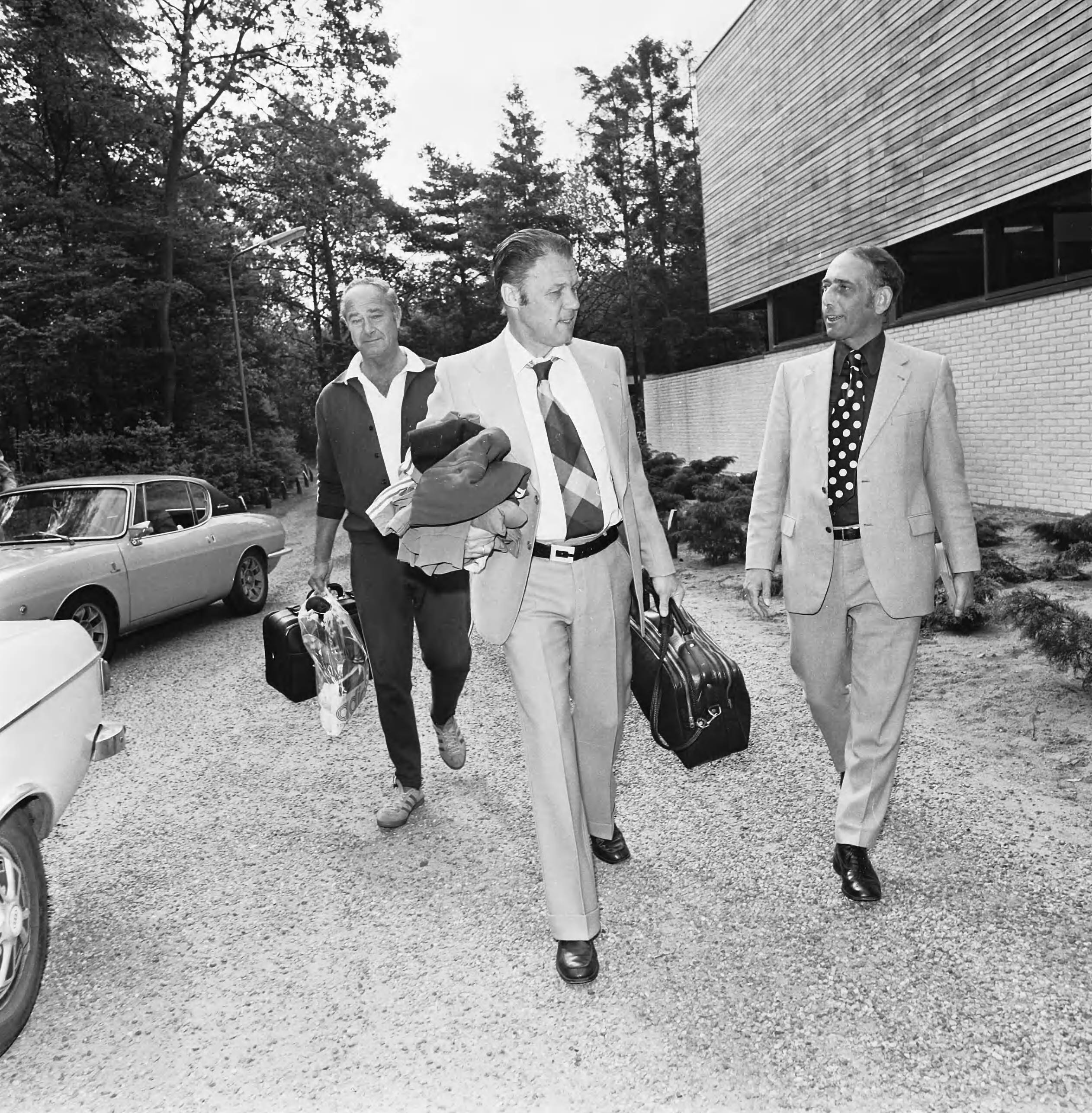 Fotocollectie Anefo — Kernploeg Nederlands elftal bijeen in Zeist in KNVB sportcentrum; Rinus Michels (r) en Fadrhonc — Foto: Mieremet, Rob / Anefo. Licentie: Set B: Rechtenvrij / Publiek Domein. Bron: Nationaal Archief. http://hdl.handle.net/10648/ac4b9524-d0b4-102d-bcf8-003048976d84