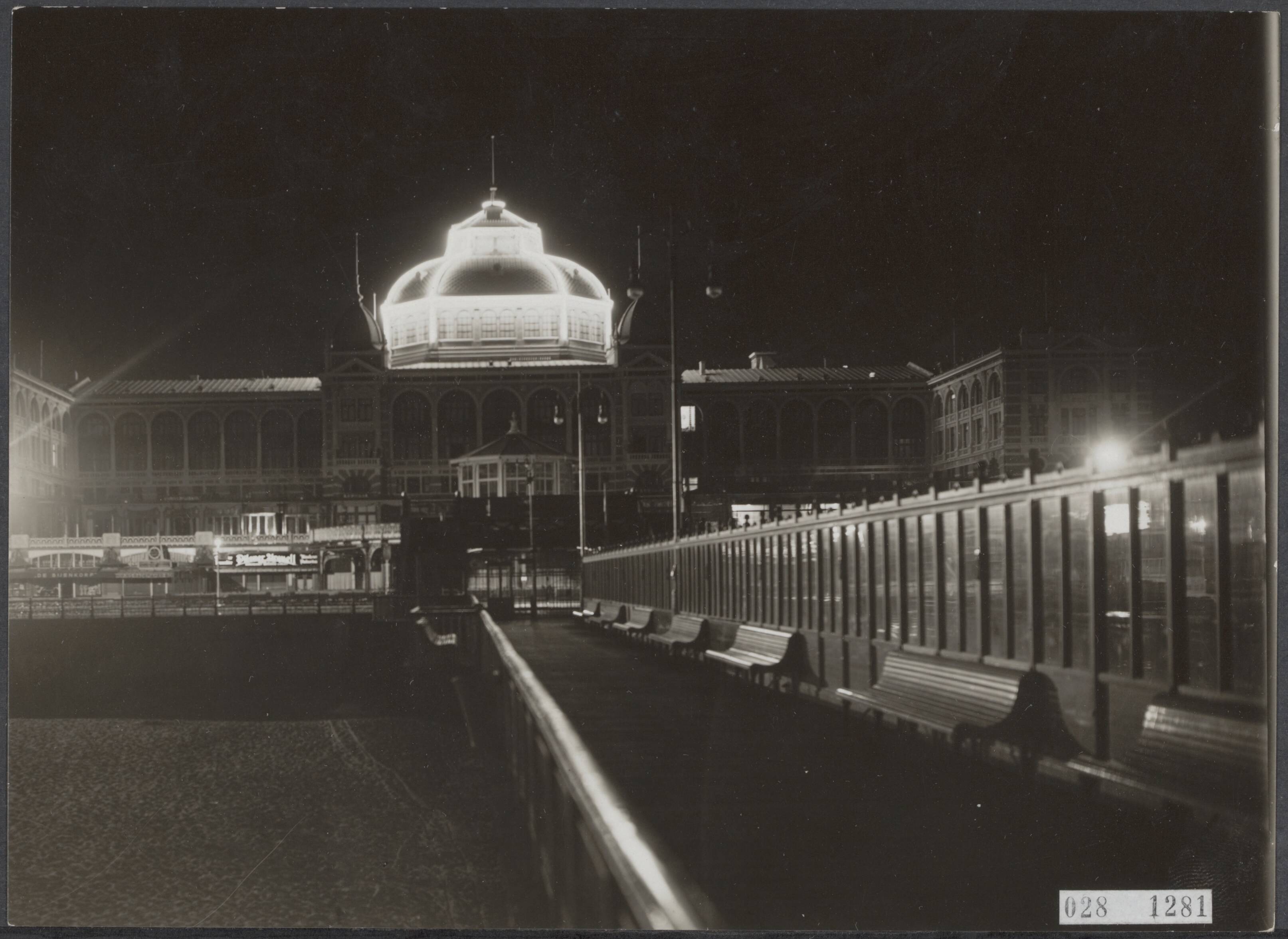 Fotocollectie Elsevier Binnenland — Kurhaus te Scheveningen verlicht — Foto: Onbekend / Publiek Domein of Rechtenvrij. Licentie: Set B: Rechtenvrij / Publiek Domein. Bron: Nationaal Archief. http://hdl.handle.net/10648/ade04b5a-d0b4-102d-bcf8-003048976d84