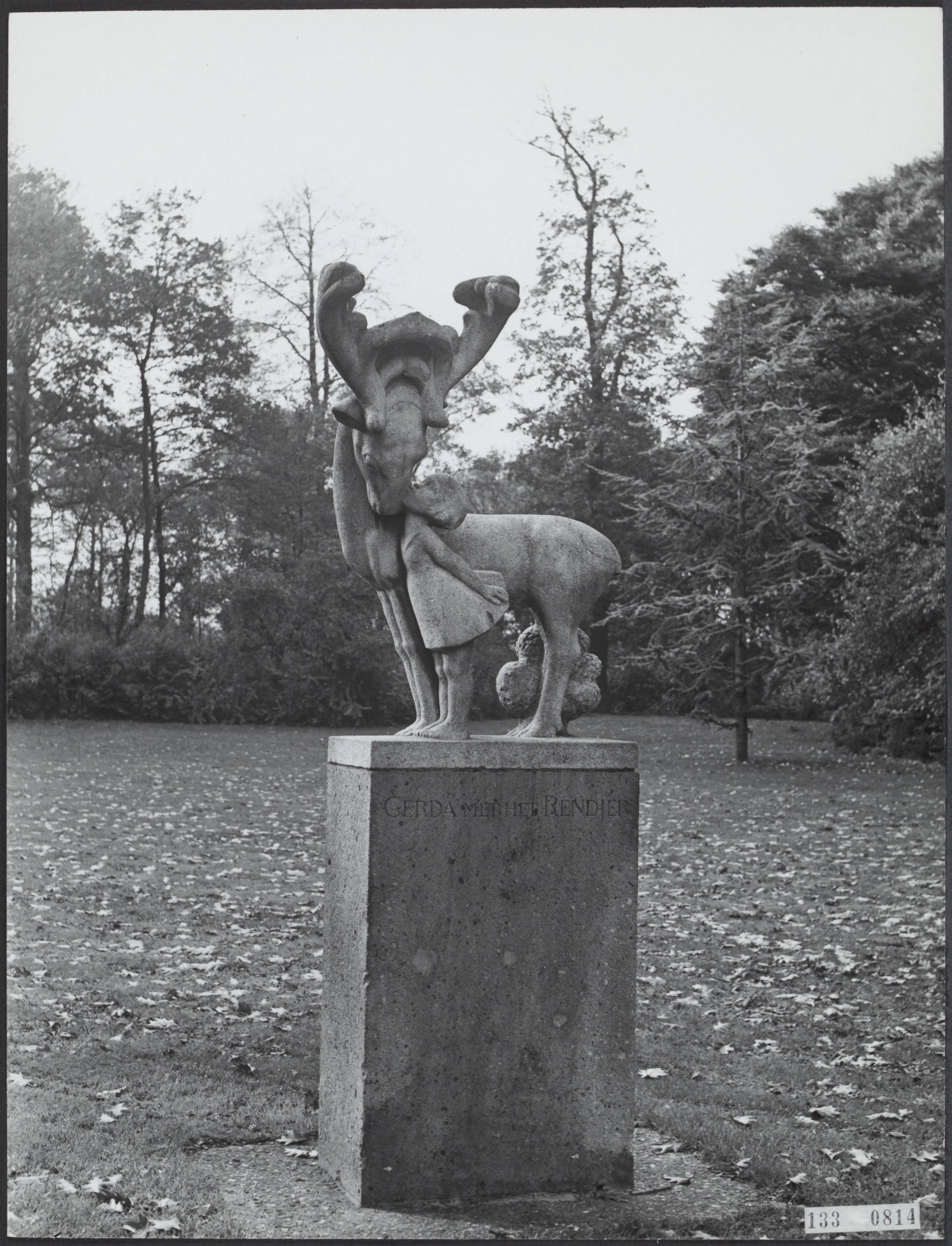 Fotocollectie Rijksvoorlichtingsdienst Eigen — Den Haag. Park Marlot: "Gerda met het rendier" van de beeldhouwster Corinne Franzen-Heslenfeld(1910-1994) — Foto: Fotodienst Gemeente Den Haag. Licentie: Set B: Rechtenvrij / Publiek Domein. Bron: Nationaal Archief. http://hdl.handle.net/10648/af5a9e86-d0b4-102d-bcf8-003048976d84