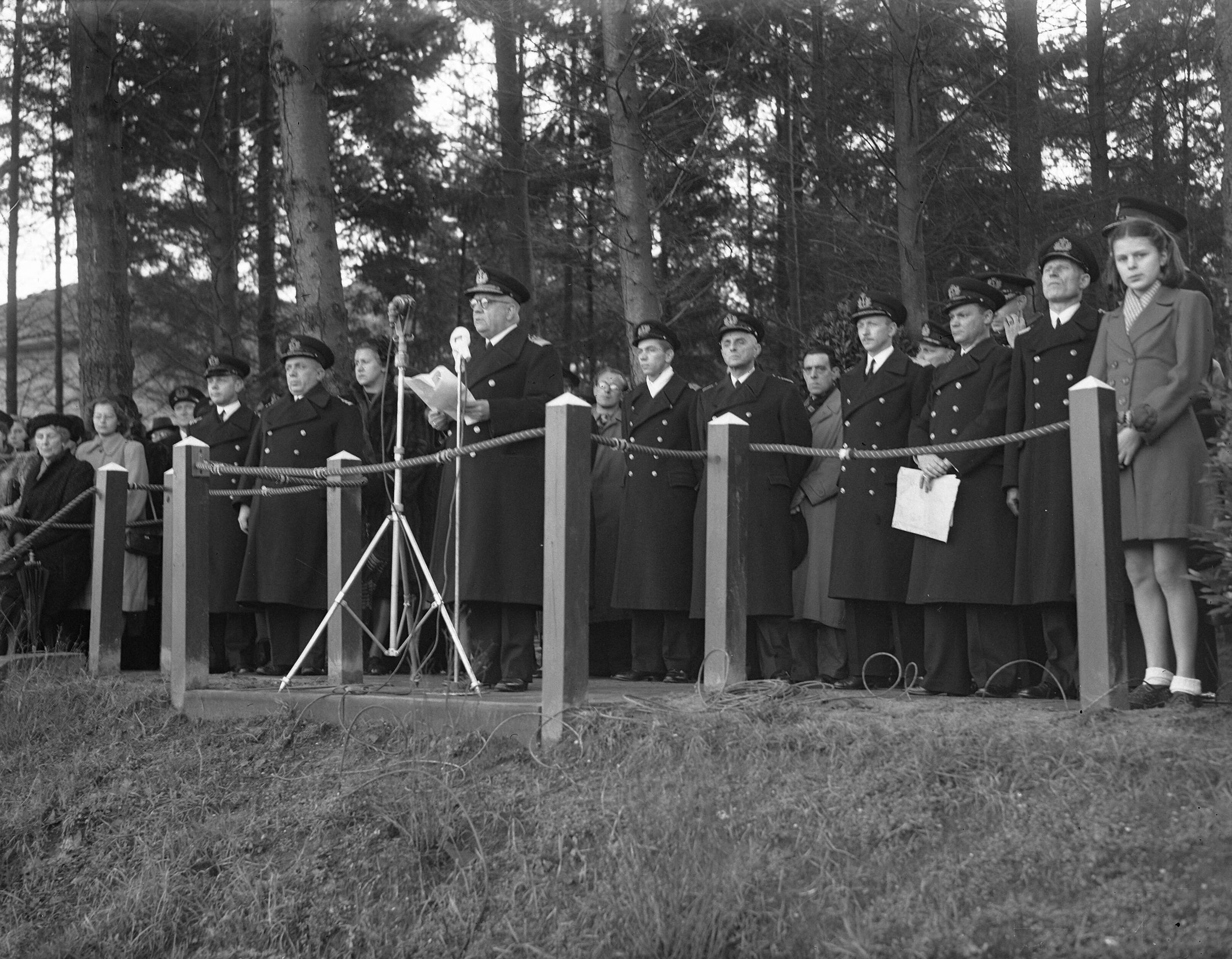 Beëdiging 100 adelborsten MOC te Zeist — Admiraal Helfrich spreekt — Foto: Noske, J.D. / Anefo. Licentie: Set B: Rechtenvrij / Publiek Domein. Bron: Nationaal Archief. http://hdl.handle.net/10648/a8b18716-d0b4-102d-bcf8-003048976d84