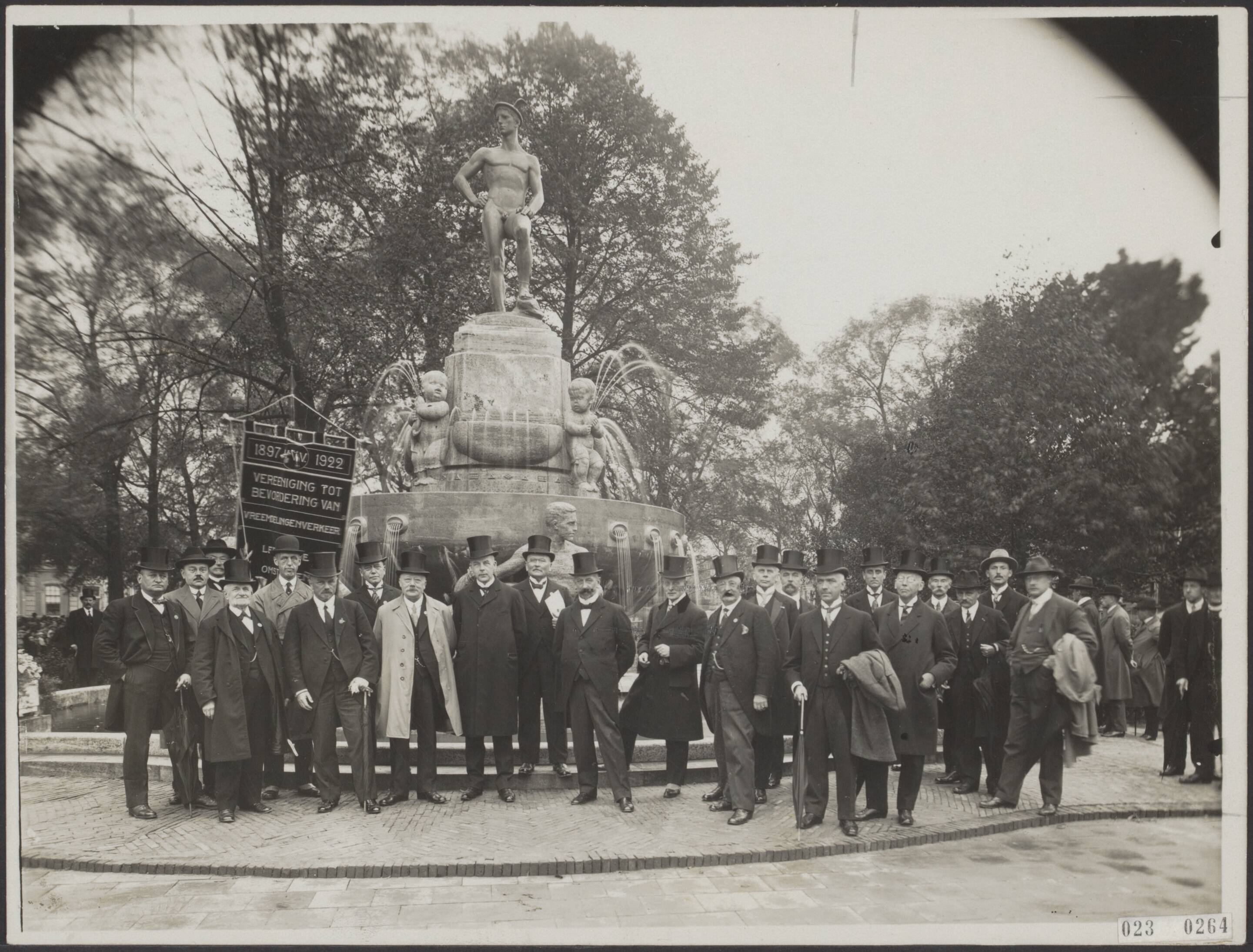 Fotocollectie Elsevier Binnenland — Bestuur van de Vereniging voor Vreemdelingenverkeer te Leeuwarden bij de onthulling van de Mercurius-fontein. De fontein, ontworpen door de Duitse beeldhouwer L.A. Bredow is een geschenk van de VVV aan de gemeente Leeuwarden — Foto: N.V. Vereenigde Fotobureaux. Licentie: Set B: Rechtenvrij / Publiek Domein. Bron: Nationaal Archief. http://hdl.handle.net/10648/add444ea-d0b4-102d-bcf8-003048976d84