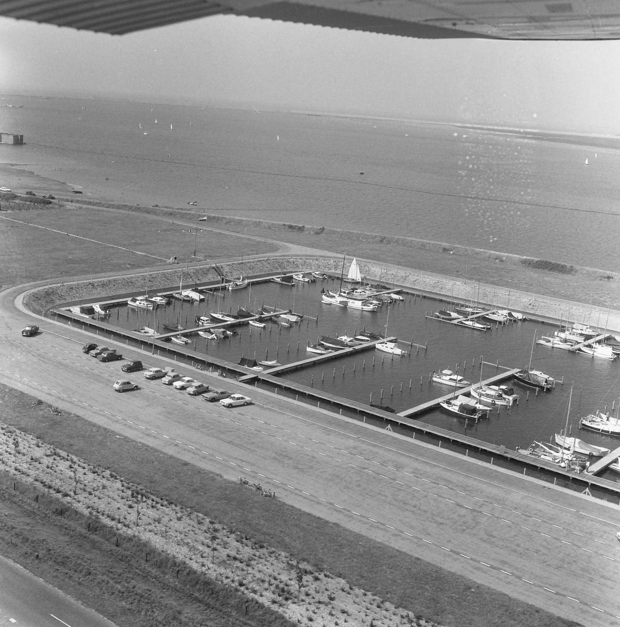 Fotocollectie Nederlandse Heidemaatschappij — Luchtopname. Jachthaven Vrouwenpolder (Zeeland) — Foto: Fotograaf Onbekend / Heidemij. Licentie: Set B: Rechtenvrij / Publiek Domein. Bron: Nationaal Archief. http://hdl.handle.net/10648/ae867958-d0b4-102d-bcf8-003048976d84