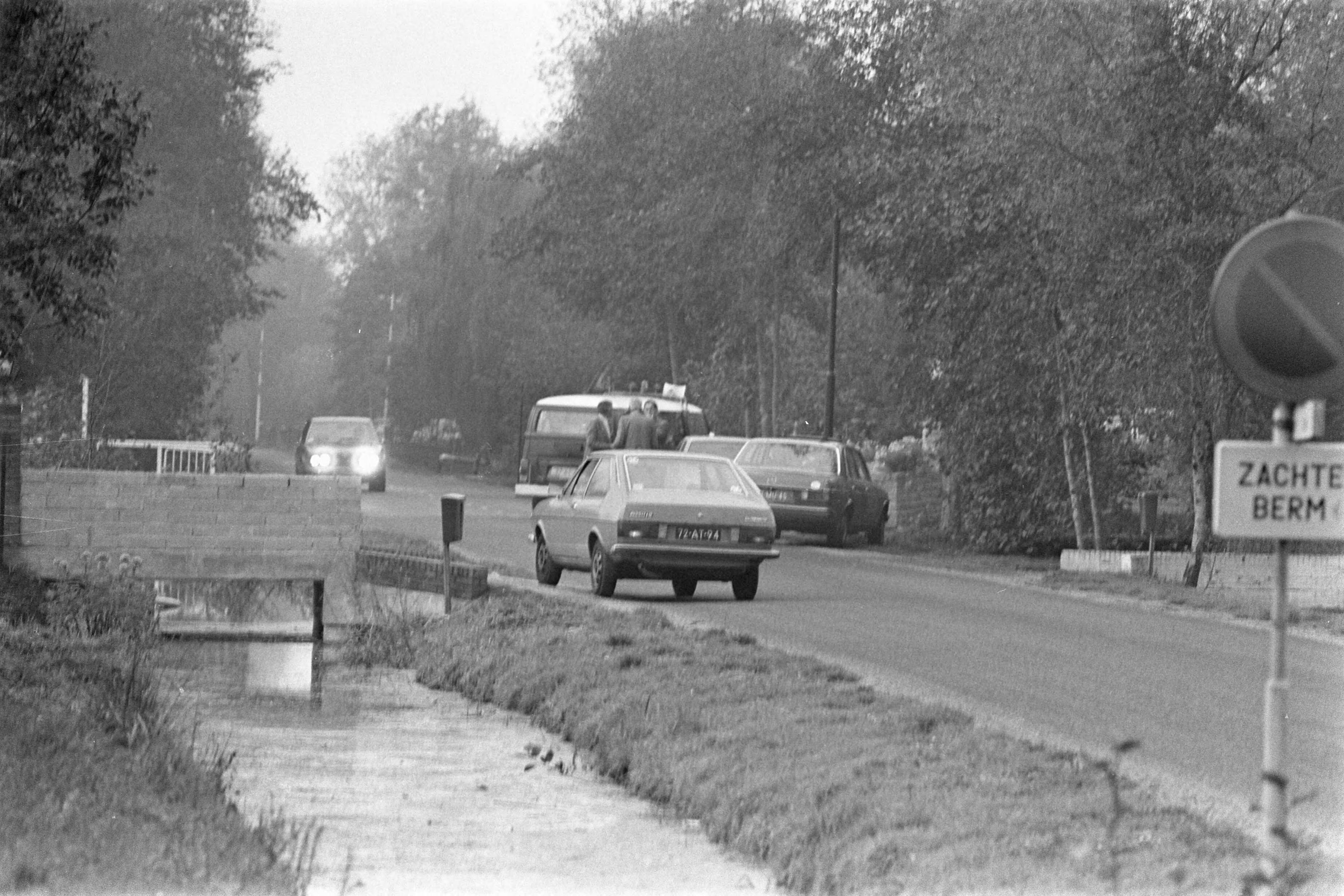 Fotocollectie Anefo — Caransa ontvoerd; toegangswezen naar huis in Vinkeveen afgesloten — Foto: Croes, Rob C. / Anefo. Licentie: Set B: Rechtenvrij / Publiek Domein. Bron: Nationaal Archief. http://hdl.handle.net/10648/aca55078-d0b4-102d-bcf8-003048976d84