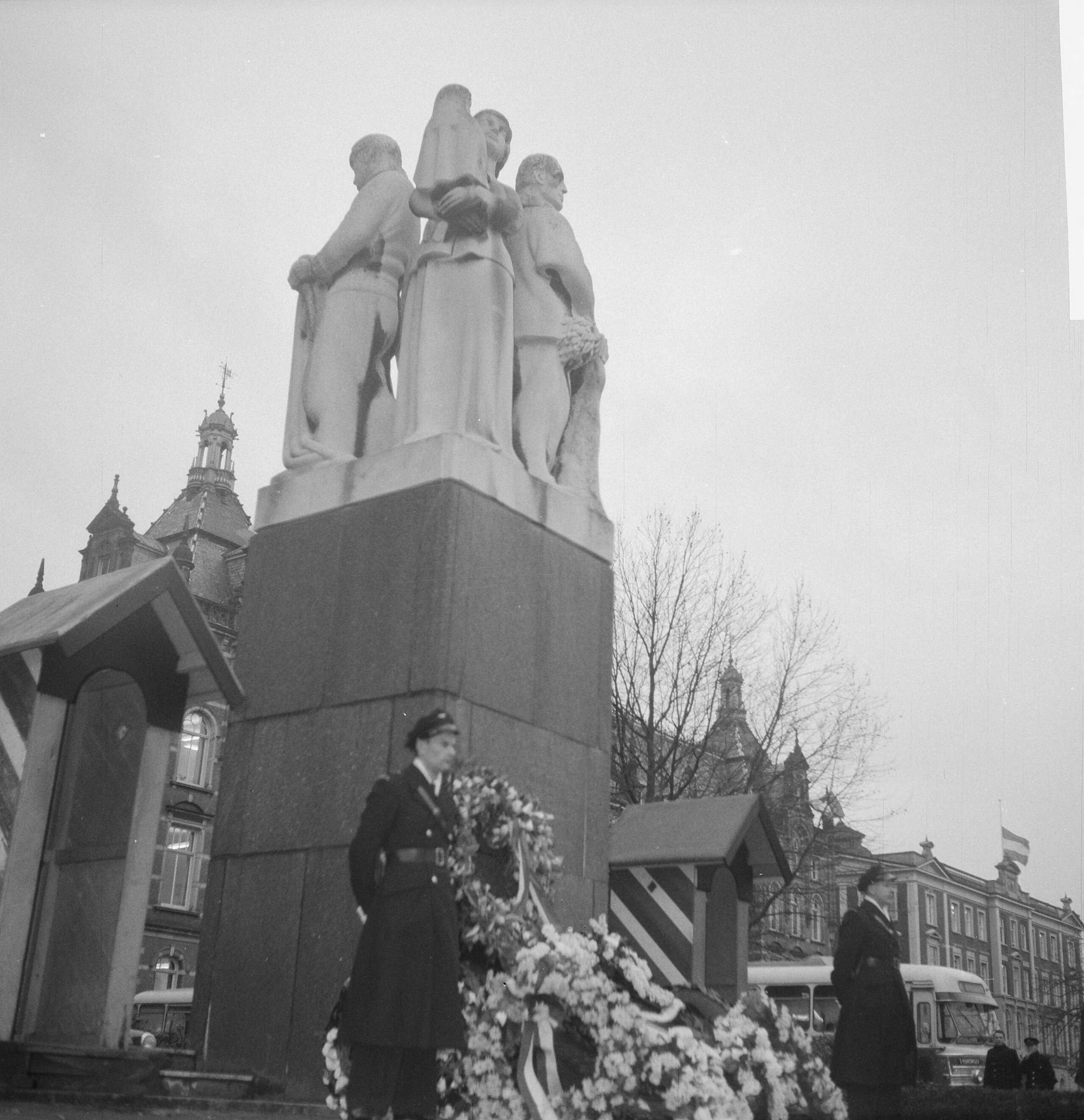 Treinramp bij Harmelen (1962) — Nationale Rouwdag in verband met de spoorramp bij Harmelen. Wacht bij spoorwegmonument in Utrecht — Foto: Pot, Harry / Anefo. Licentie: Set B: Rechtenvrij / Publiek Domein. Bron: Nationaal Archief. http://hdl.handle.net/10648/a9f4064e-d0b4-102d-bcf8-003048976d84