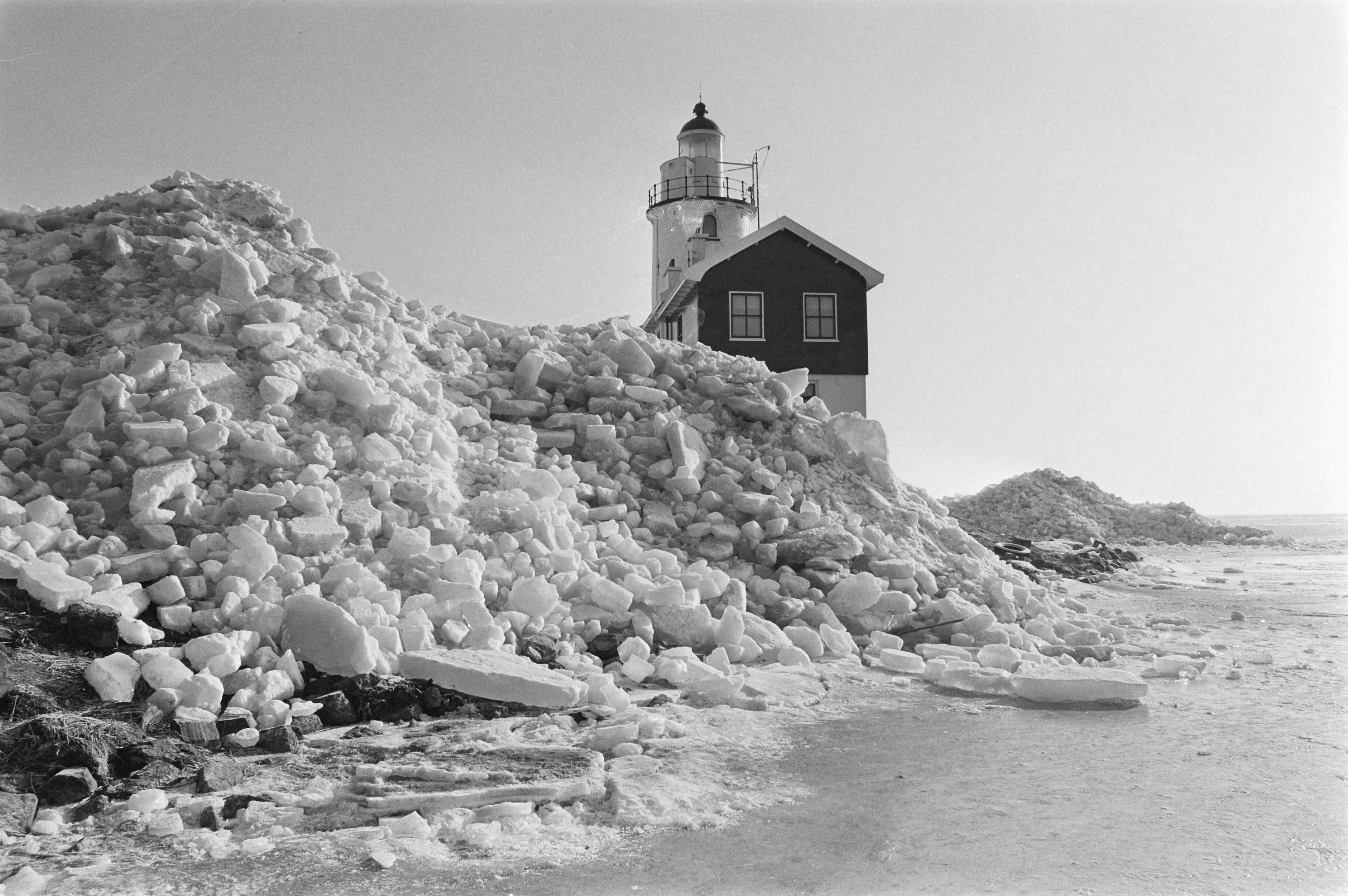 Fotocollectie Anefo — Kruiend ijs bij vuurtoren en dijk van Marken; ijsschotsen en krui-ijs bij de vuurtoren "Het paard van Marken" — Foto: Croes, Rob C. / Anefo. Licentie: Set B: Rechtenvrij / Publiek Domein. Bron: Nationaal Archief. http://hdl.handle.net/10648/ad4343aa-d0b4-102d-bcf8-003048976d84