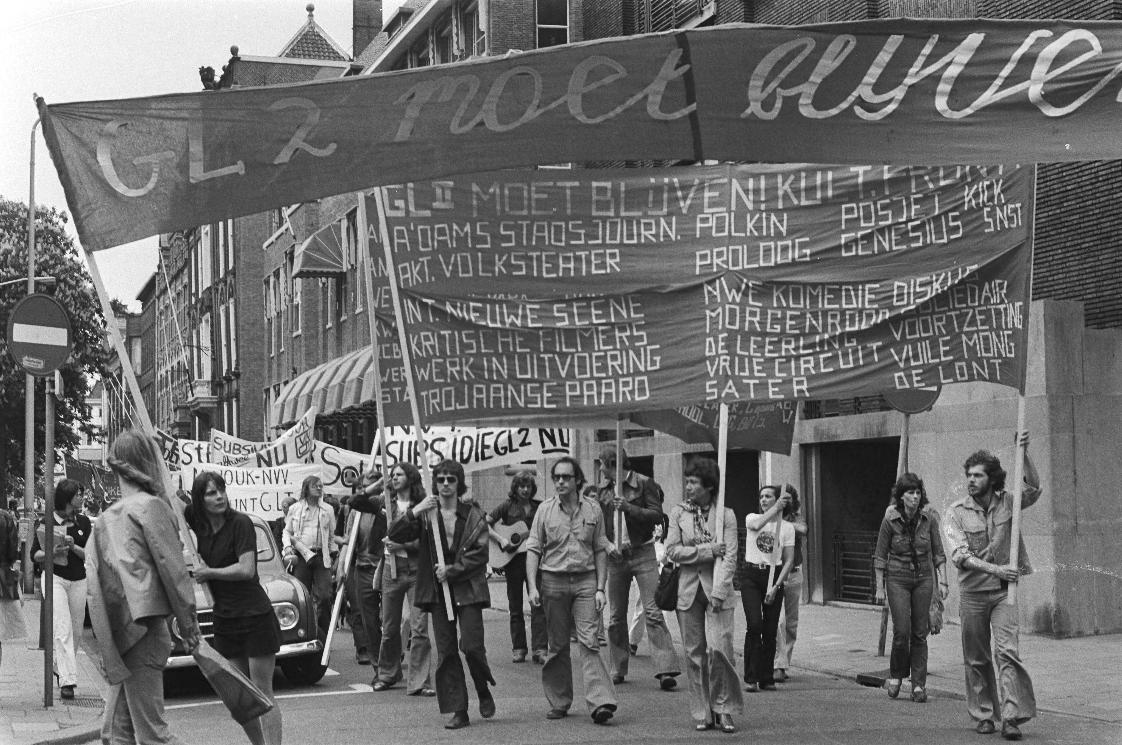Fotocollectie Anefo — Demonstratie tegen intrekking subsidie toneelgezelschap "GL2" in Den Haag — Foto: Mieremet, Rob / Anefo. Licentie: Set B: Rechtenvrij / Publiek Domein. Bron: Nationaal Archief. http://hdl.handle.net/10648/ac849c84-d0b4-102d-bcf8-003048976d84