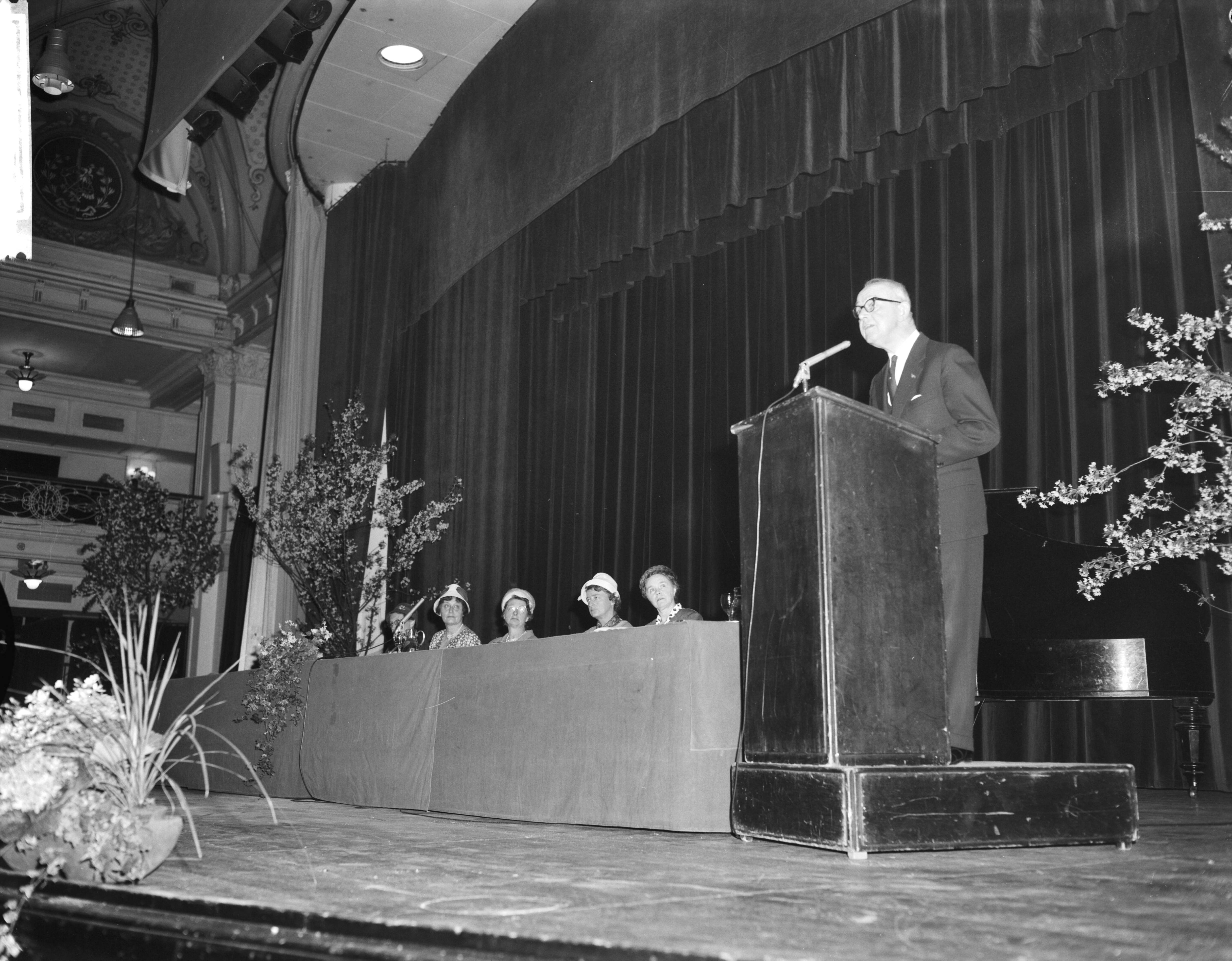 Fotocollectie Anefo — Tiende landdag UVV in het Kurhaus te Scheveningen. Toespraak van de burgemeester van Den Haag, mr. H.A.M.T. Kolfschoten — Foto: Bilsen, Joop van / Anefo. Licentie: Set B: Rechtenvrij / Publiek Domein. Bron: Nationaal Archief. http://hdl.handle.net/10648/aa04201a-d0b4-102d-bcf8-003048976d84