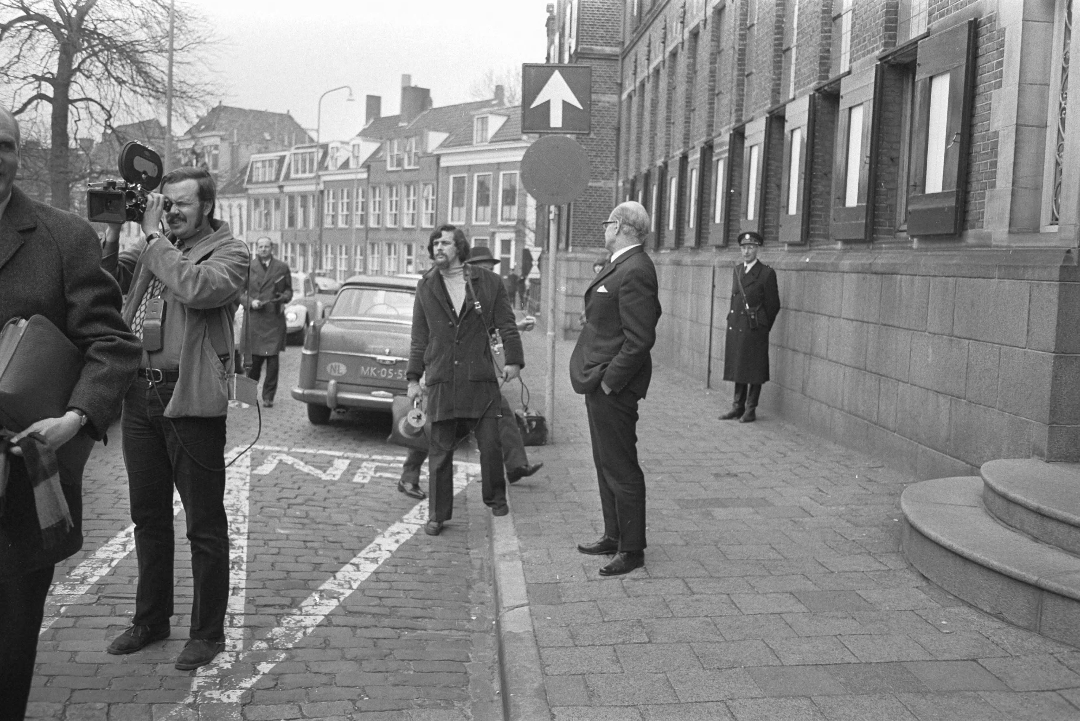 Fotocollectie Anefo — Minister Schut en staatssecretaris Haex spreken met bestuur provincie Groningen over militair oefenterrein, in provinciehuis, Groningen; nr. 8: minister Schut / — Foto: Peters, Hans / Anefo. Licentie: Set B: Rechtenvrij / Publiek Domein. Bron: Nationaal Archief. http://hdl.handle.net/10648/abb33612-d0b4-102d-bcf8-003048976d84