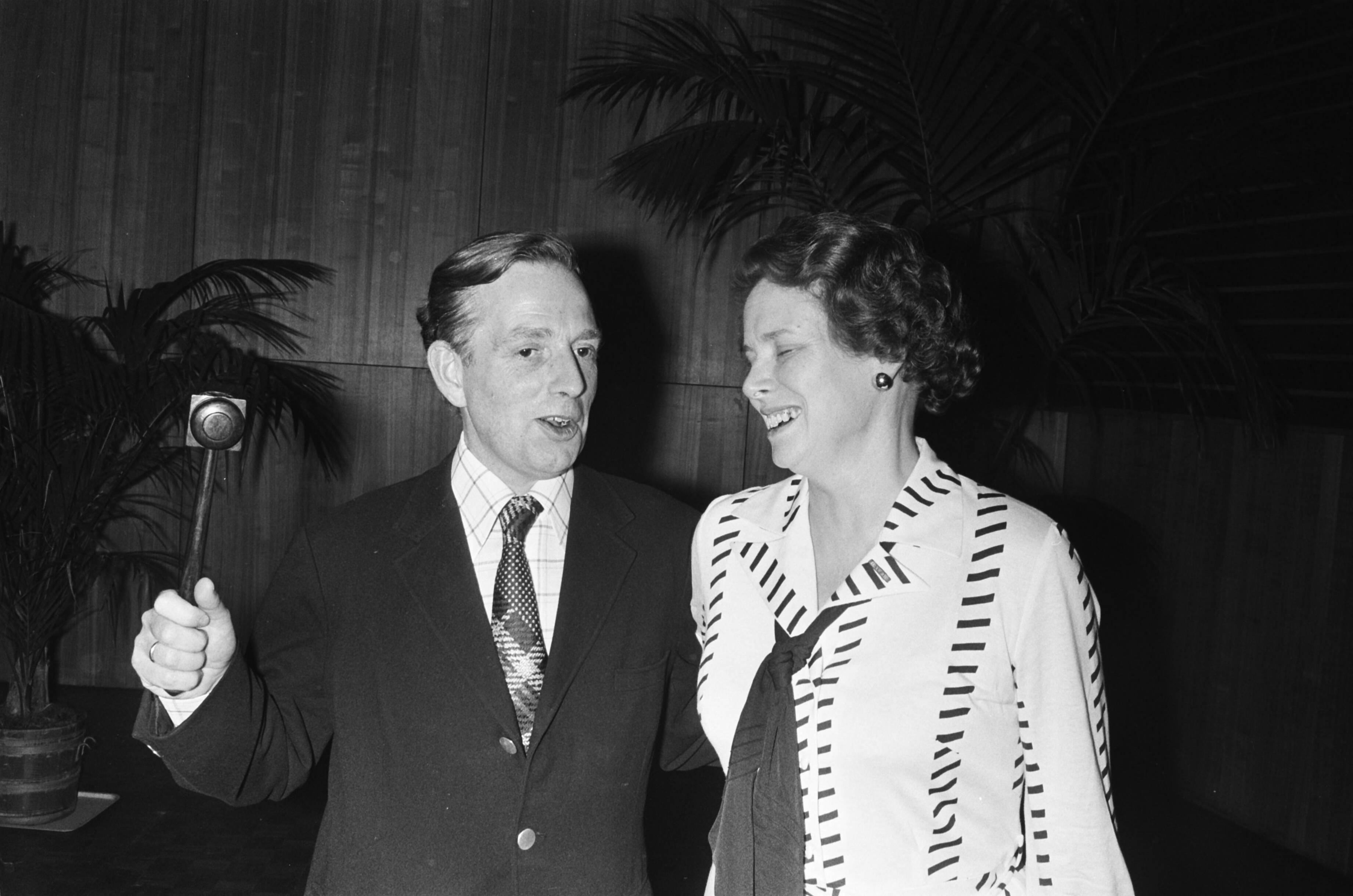 Fotocollectie Anefo — VVD-congres in Breda; Korthals Altes ontvangt voorzittershamer van Haya van Someren — Foto: Bogaerts, Rob / Anefo. Licentie: Set B: Rechtenvrij / Publiek Domein. Bron: Nationaal Archief. http://hdl.handle.net/10648/ac63a614-d0b4-102d-bcf8-003048976d84