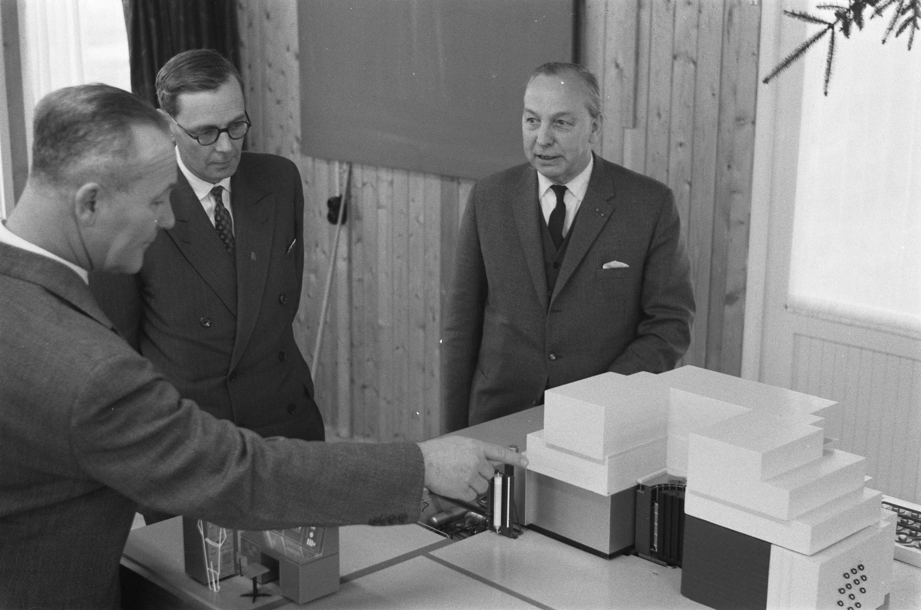 Fotocollectie Anefo — Persconferentie in het Reactor Centrum Nederland te Petten, v.l.n.r. drs. W. Reyseger , E. P. Hawthorne en RCN directeur ir. J. J. van Rijsinge — Foto: Pot, Harry / Anefo. Licentie: Set B: Rechtenvrij / Publiek Domein. Bron: Nationaal Archief. http://hdl.handle.net/10648/a9c30936-d0b4-102d-bcf8-003048976d84