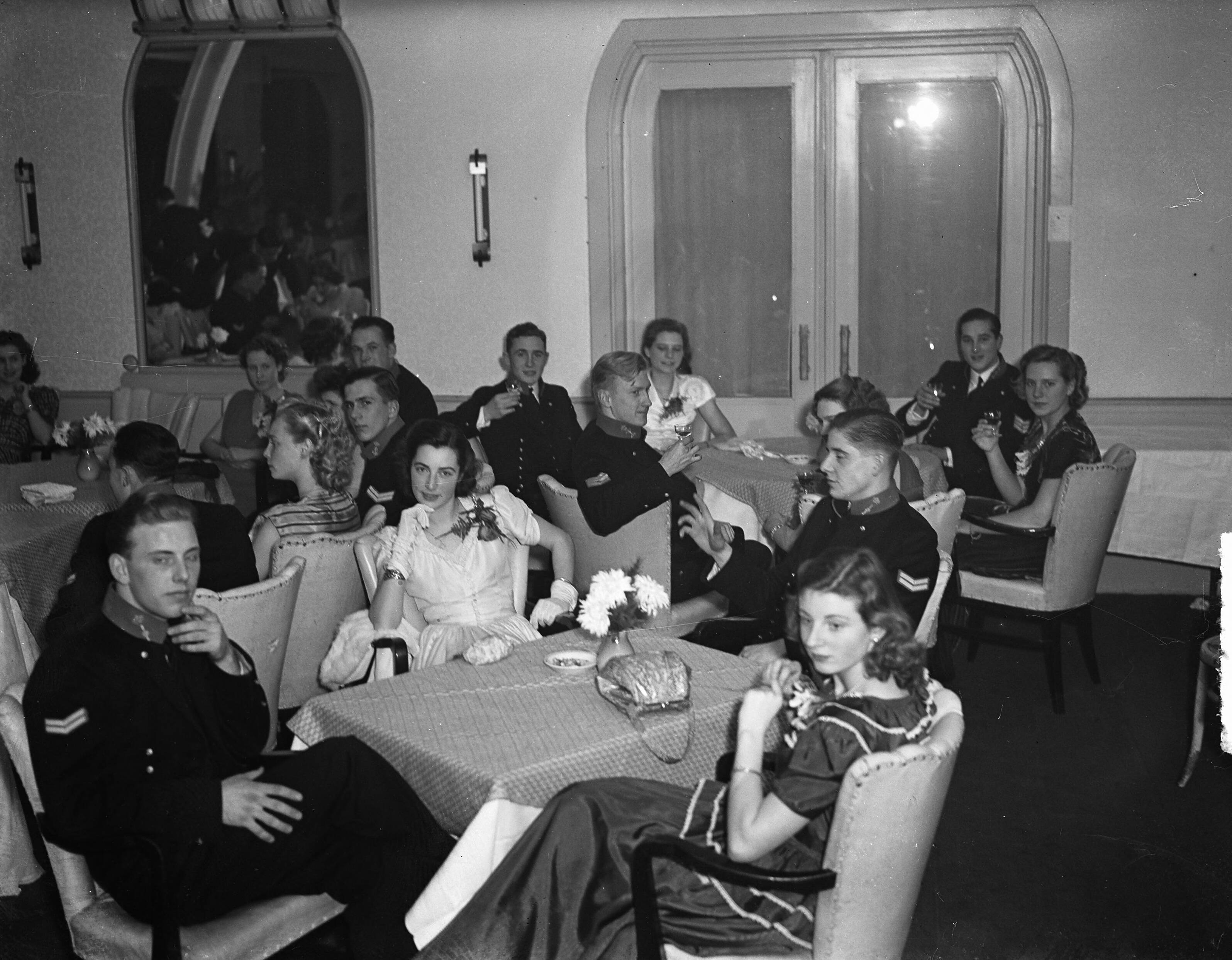 Fotocollectie Anefo — Bal adelborsten Kurhaus Scheveningen @ — Foto: Noske, J.D. / Anefo. Licentie: Set B: Rechtenvrij / Publiek Domein. Bron: Nationaal Archief. http://hdl.handle.net/10648/a8c17c02-d0b4-102d-bcf8-003048976d84