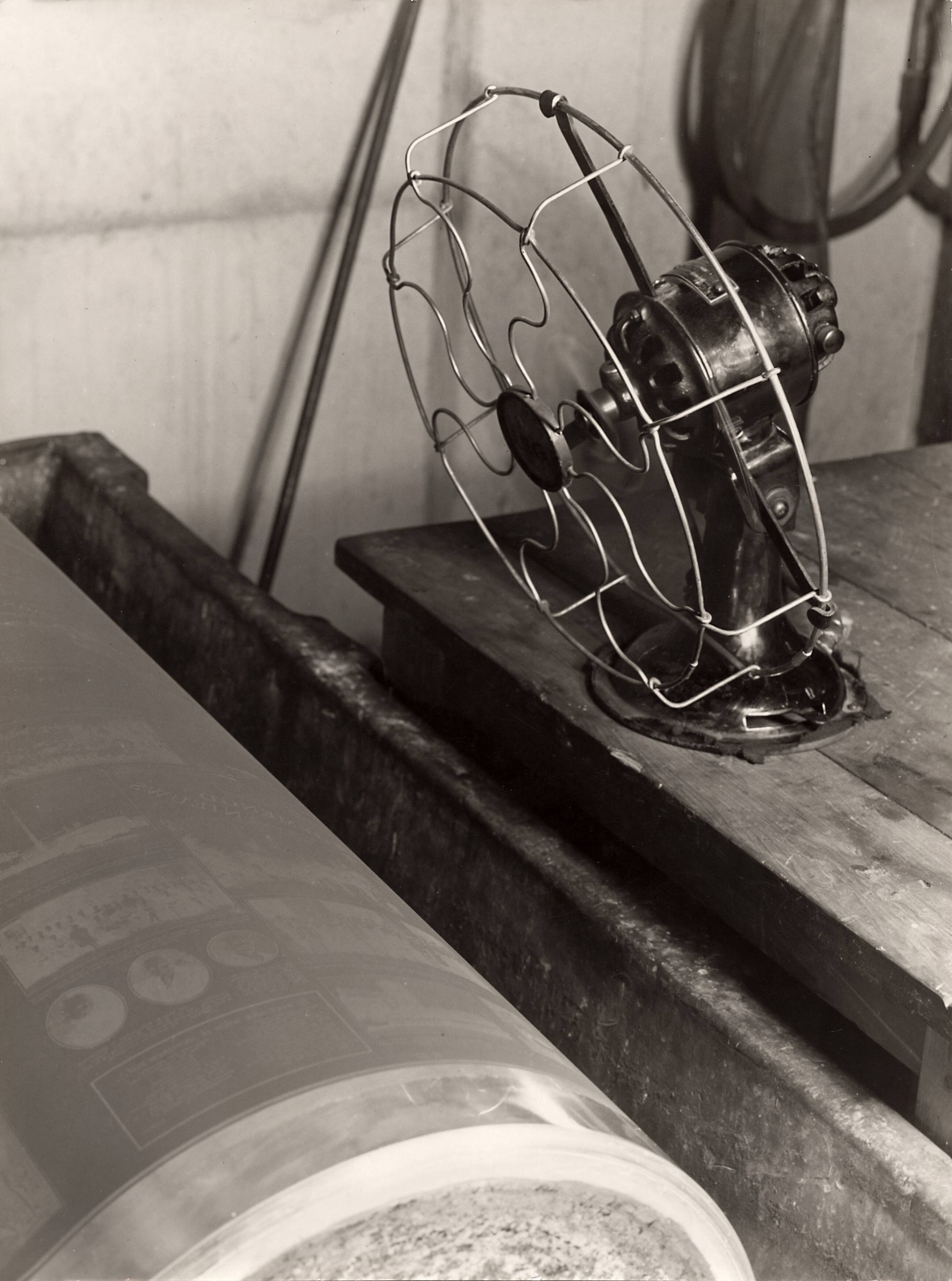 Collectie nader te bepalen — [Serie: Bedrijfsvoering Spaarnestad] [ventilator bij een rol van een rotatiepers] — Foto: Fotograaf Onbekend / Fotobureau onbekend / Spaarnestad Photo (05887). Licentie: Set B: Rechtenvrij / Publiek Domein. Bron: Nationaal Archief. http://hdl.handle.net/10648/35429da6-4268-a382-e063-6df0900a6686