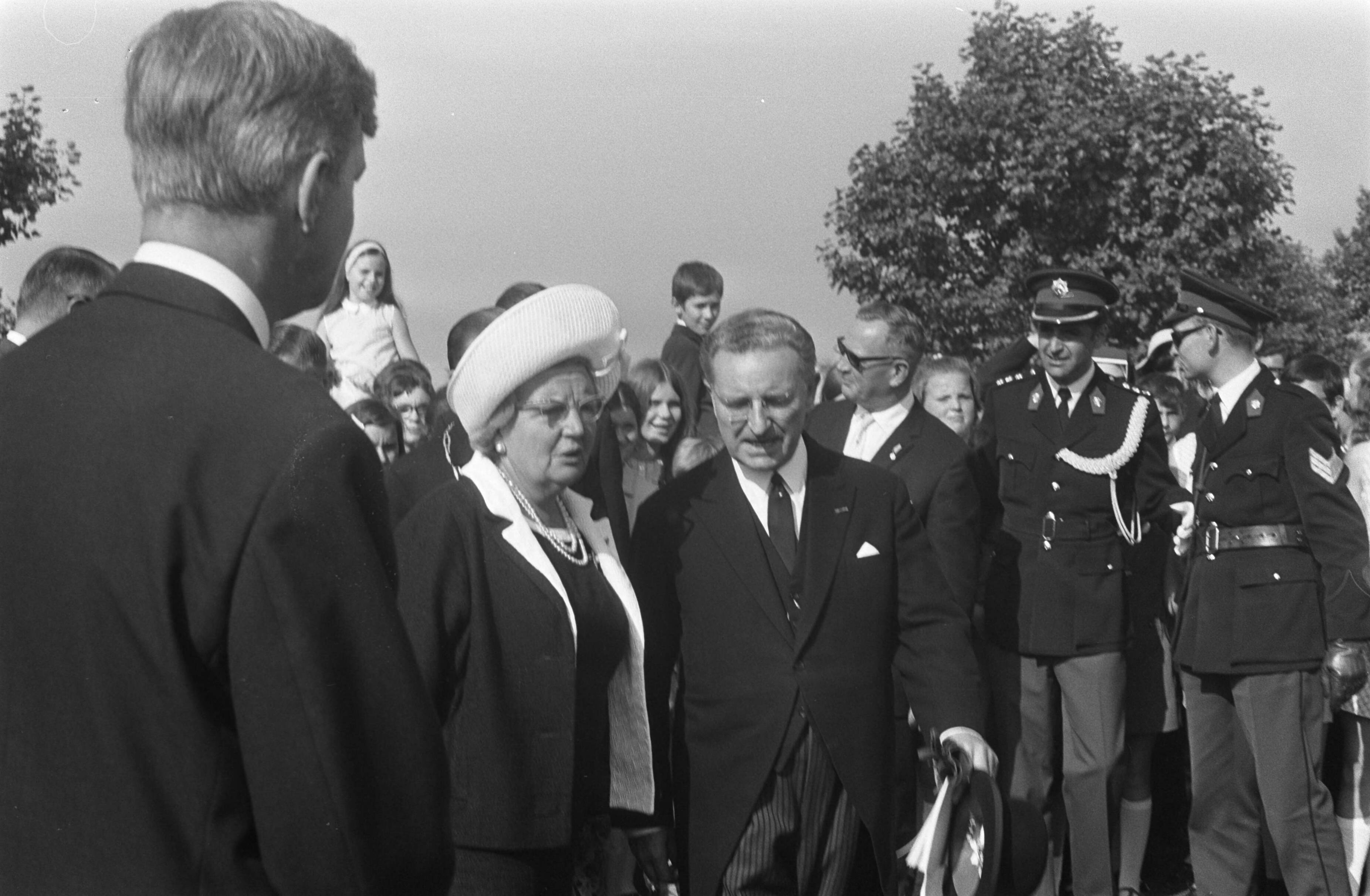 Fotocollectie Anefo — H. M. Kon. Juliana bezoekt Z. Limburg t.g.v. 25-j. herdenking van de bevrijding: bezoek Margraten — Foto: Mieremet, Rob / Anefo. Licentie: Set B: Rechtenvrij / Publiek Domein. Bron: Nationaal Archief. http://hdl.handle.net/10648/ab797d32-d0b4-102d-bcf8-003048976d84