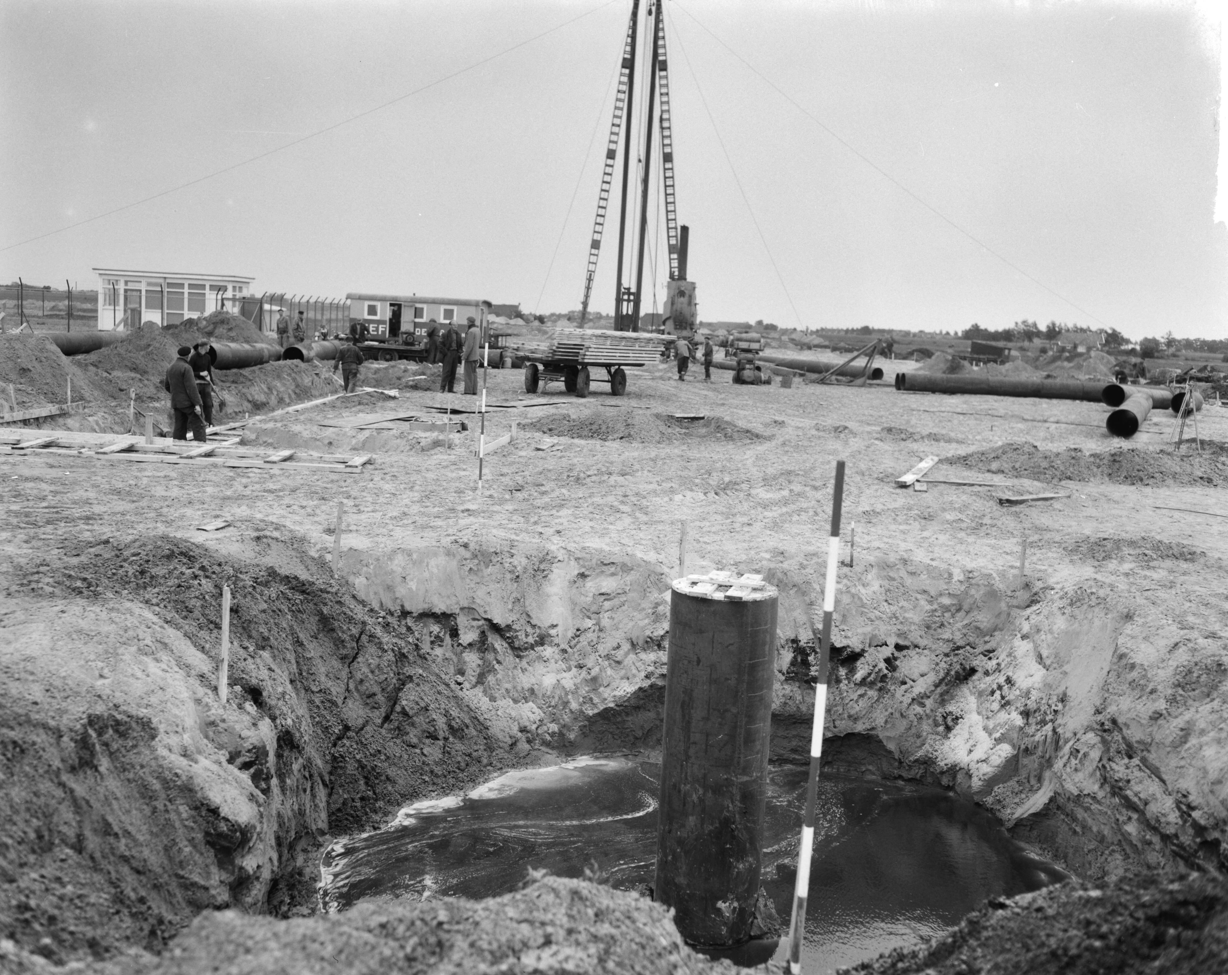 Fotocollectie Anefo — Gasbel te Slochteren. Werkzaamheden van de Nederlandse Gasunie — Foto: Bilsen, Joop van / Anefo. Licentie: Set B: Rechtenvrij / Publiek Domein. Bron: Nationaal Archief. http://hdl.handle.net/10648/aa3af004-d0b4-102d-bcf8-003048976d84
