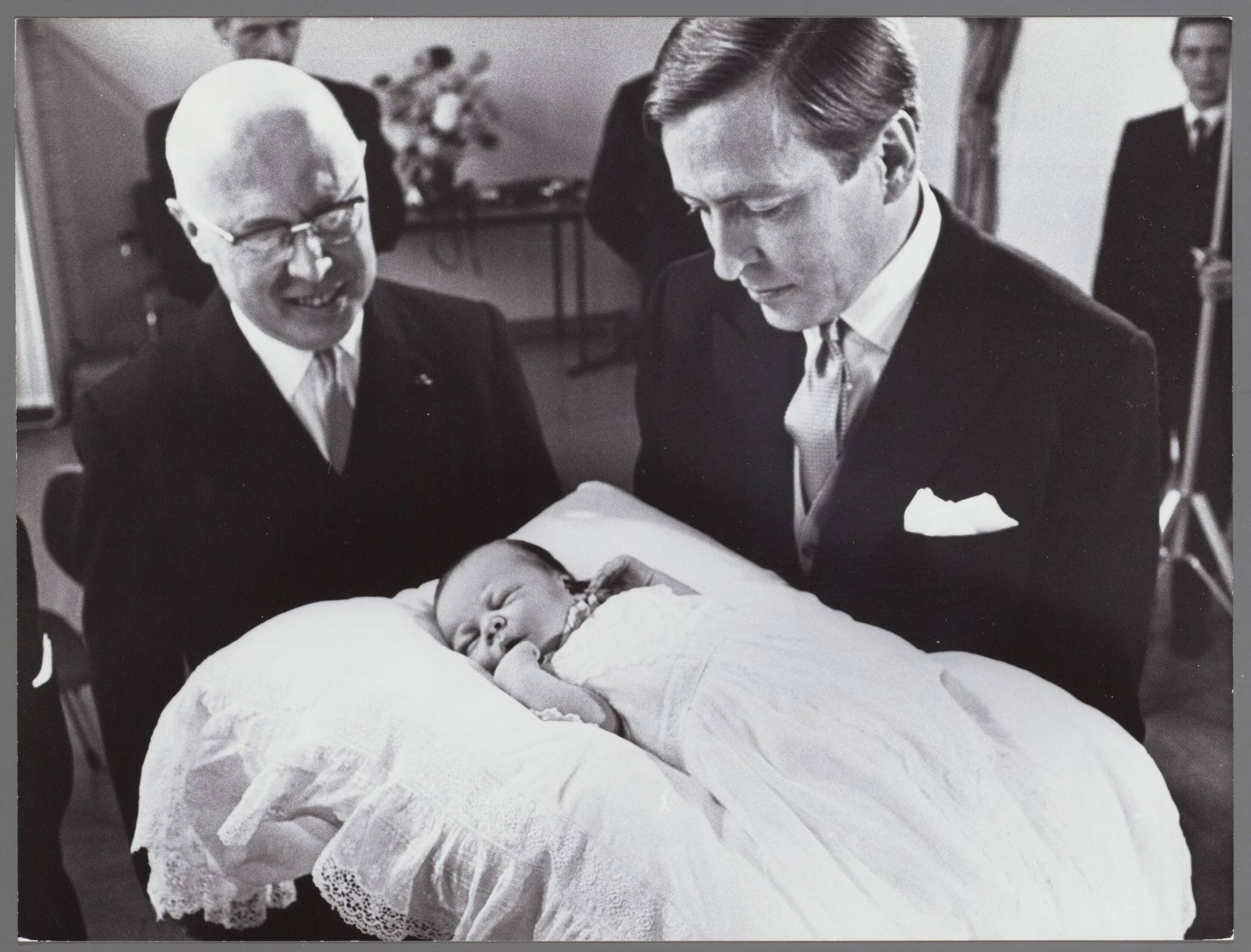 Fotocollectie RVD / Koninklijk Huis — Prins Johan Friso en Prins Claus en de vice-president van de Raad van Sate, Beel in het Academisch Ziekenhuis Utrecht op 28 september 1968 — Foto: Nationaal Foto Persbureau / RVD. Licentie: Set B: Rechtenvrij / Publiek Domein. Bron: Nationaal Archief. http://hdl.handle.net/10648/afaecb96-d0b4-102d-bcf8-003048976d84