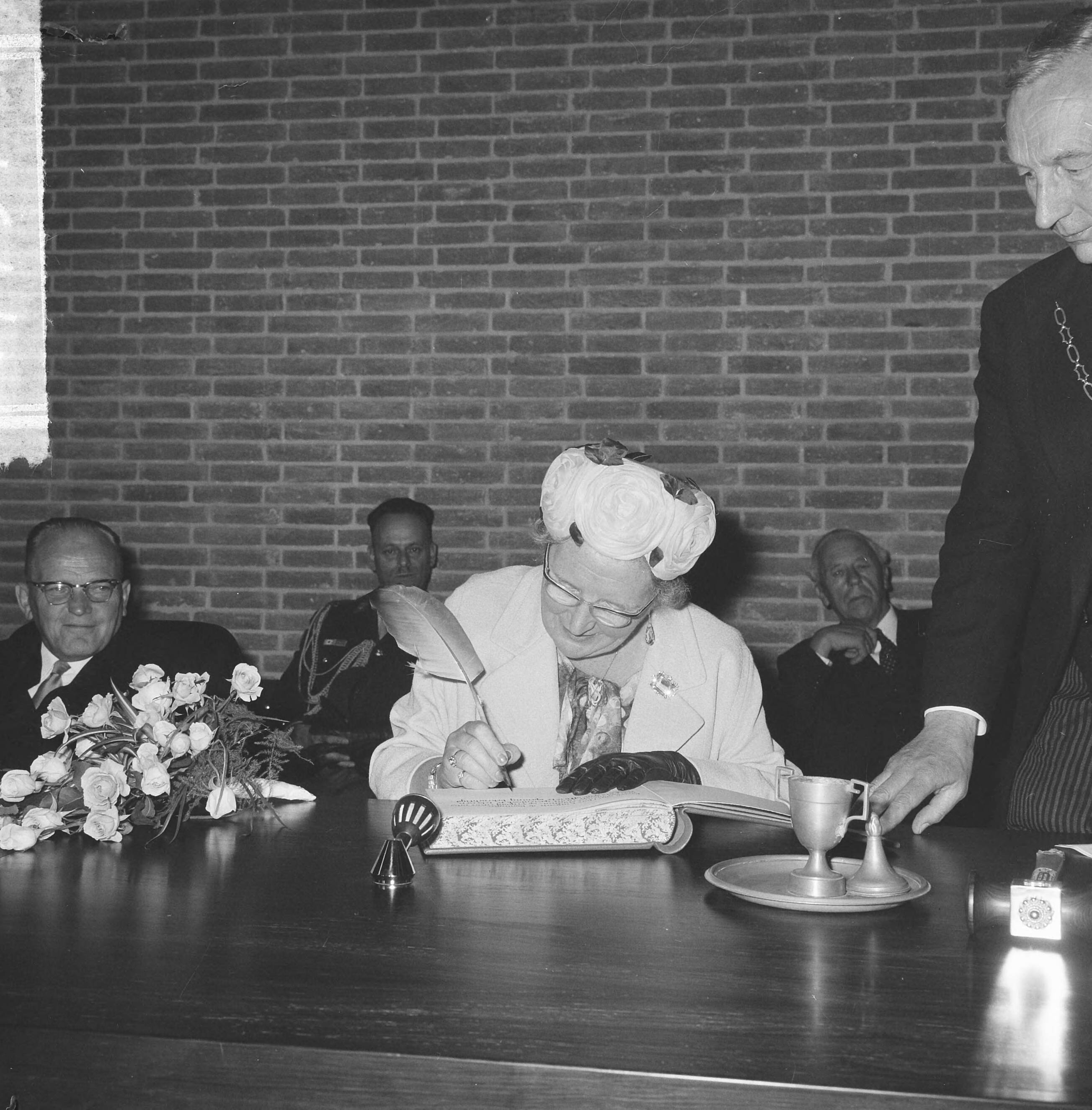 Koningin Juliana opent het nieuwe stadhuis te Vlissingen — Koningin Juliana tekent het gastenboek — Foto: Nijs, Jac. de / Anefo. Licentie: Set B: Rechtenvrij / Publiek Domein. Bron: Nationaal Archief. http://hdl.handle.net/10648/aaa99752-d0b4-102d-bcf8-003048976d84