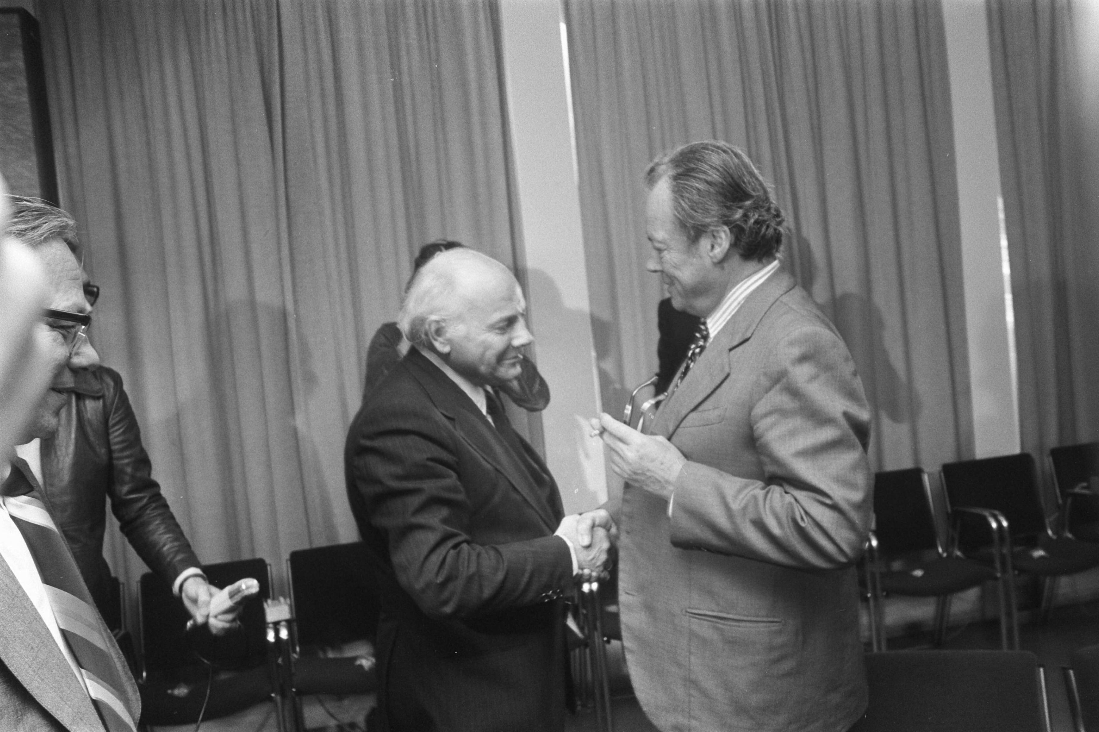 Fotocollectie Anefo — Conferentie van leiders sociaal-democratische partijen EEG-landen in Den Haag ; Den Uyl (l) en Brandt — Foto: Peters, Hans / Anefo. Licentie: Set B: Rechtenvrij / Publiek Domein. Bron: Nationaal Archief. http://hdl.handle.net/10648/ac59658c-d0b4-102d-bcf8-003048976d84