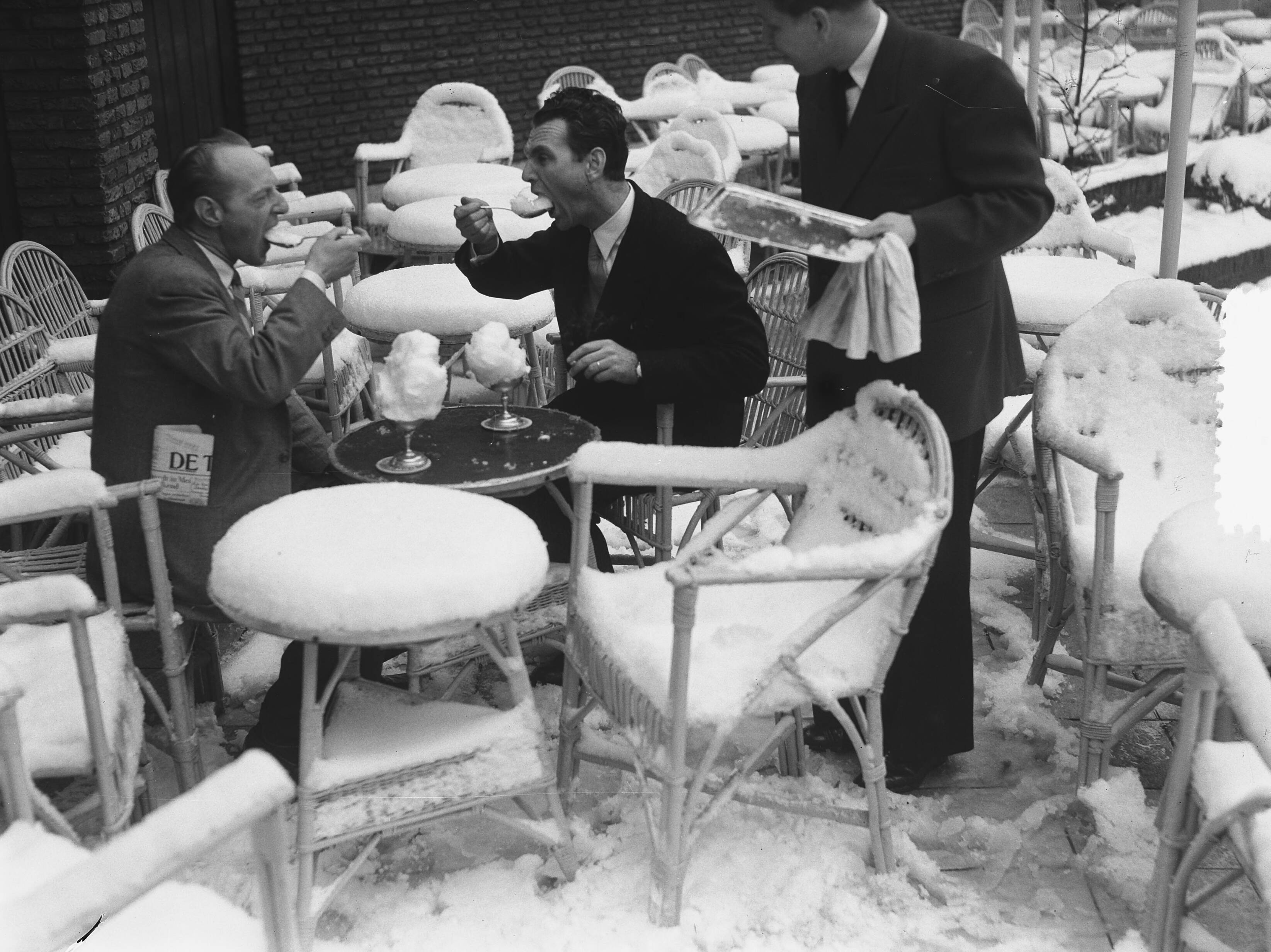 Fotocollectie Anefo — Sneeuwdiner op terras Scheveningen — Foto: Duinen, H. van / Anefo. Licentie: Set B: Rechtenvrij / Publiek Domein. Bron: Nationaal Archief. http://hdl.handle.net/10648/a8f74684-d0b4-102d-bcf8-003048976d84