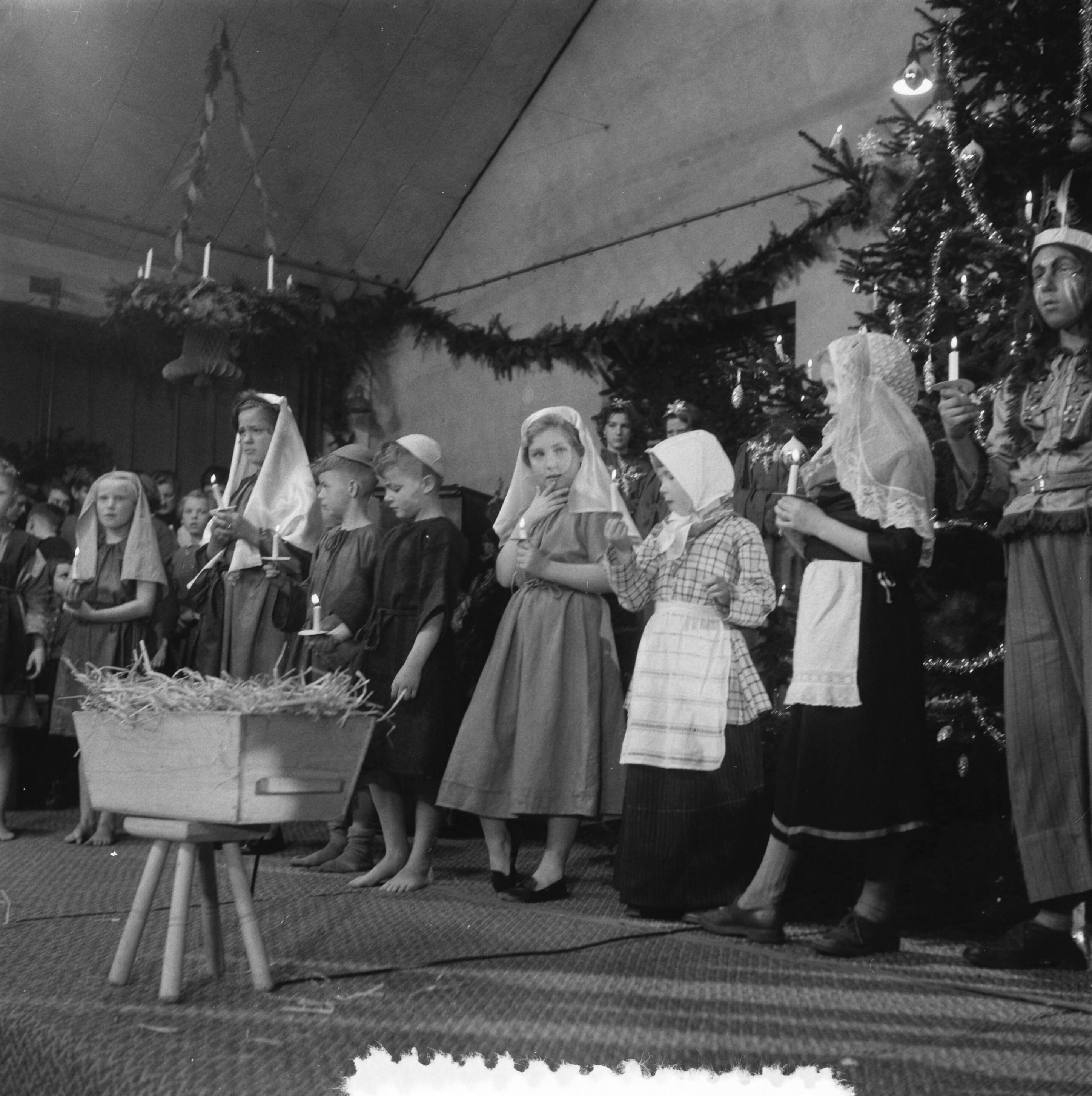 Kerstviering Soestdijk, o.a. opvoering van het Kerstspel "Van Overal naar Bethlehemstal" — Kerstviering Soestdijk. Opvoering van het Kerstspel "Van Overal naar Bethlehemstal" met prinses Marijke [Christina] — Foto: Noske, J.D. / Anefo. Licentie: Set B: Rechtenvrij / Publiek Domein. Bron: Nationaal Archief. http://hdl.handle.net/10648/a92ed2fc-d0b4-102d-bcf8-003048976d84