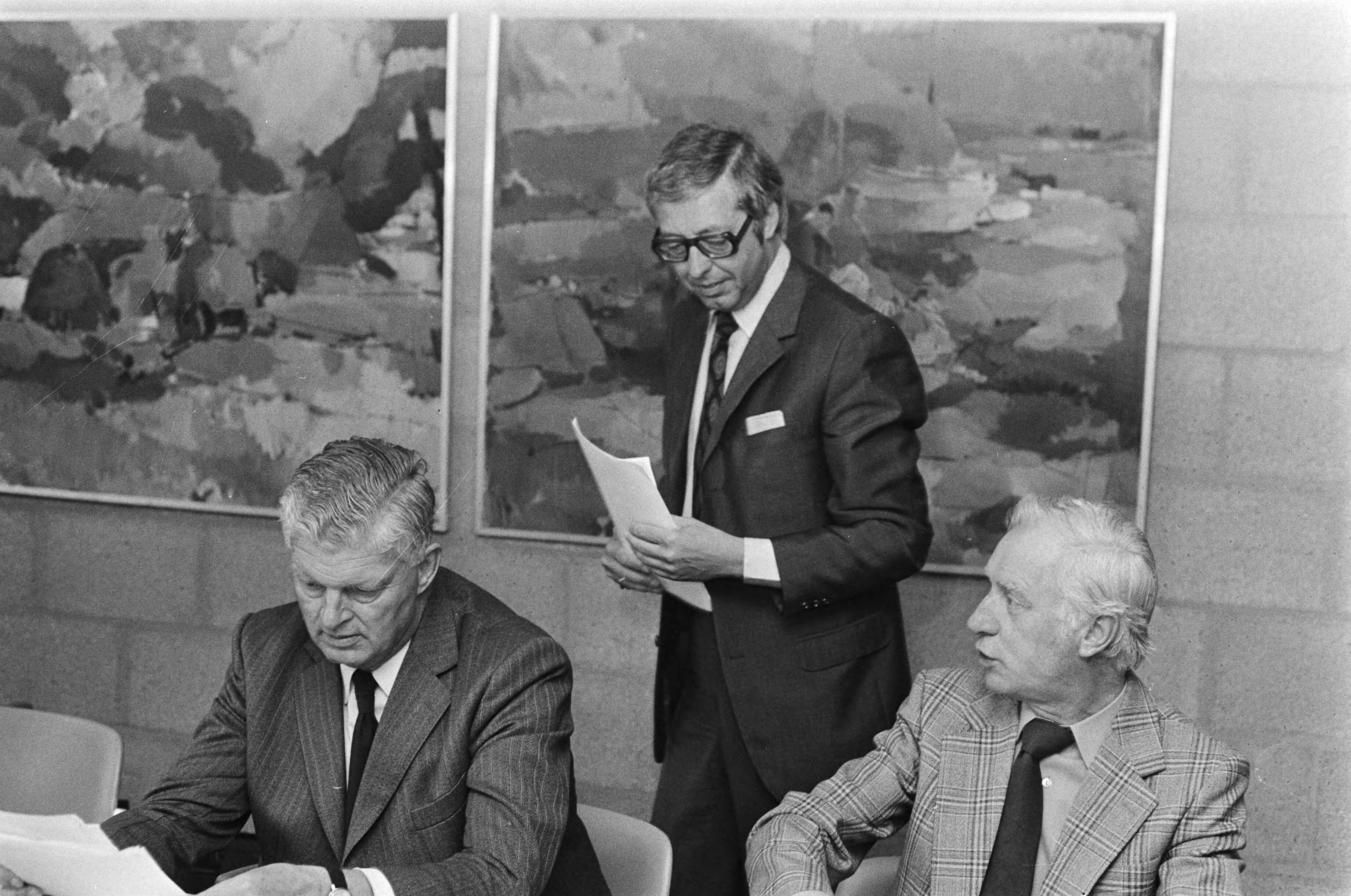 Fotocollectie Anefo — Jaarvergadering KNVB betaald voetbal in Utrecht; nr. 8 Hogewoning (voorzitter), kop, nr. 6, 7 v.l.n.r. Keunkamp, Jacques Hogewoning en Dé Stoop — Foto: Croes, Rob C. / Anefo. Licentie: Set B: Rechtenvrij / Publiek Domein. Bron: Nationaal Archief. http://hdl.handle.net/10648/ac4cf9a0-d0b4-102d-bcf8-003048976d84