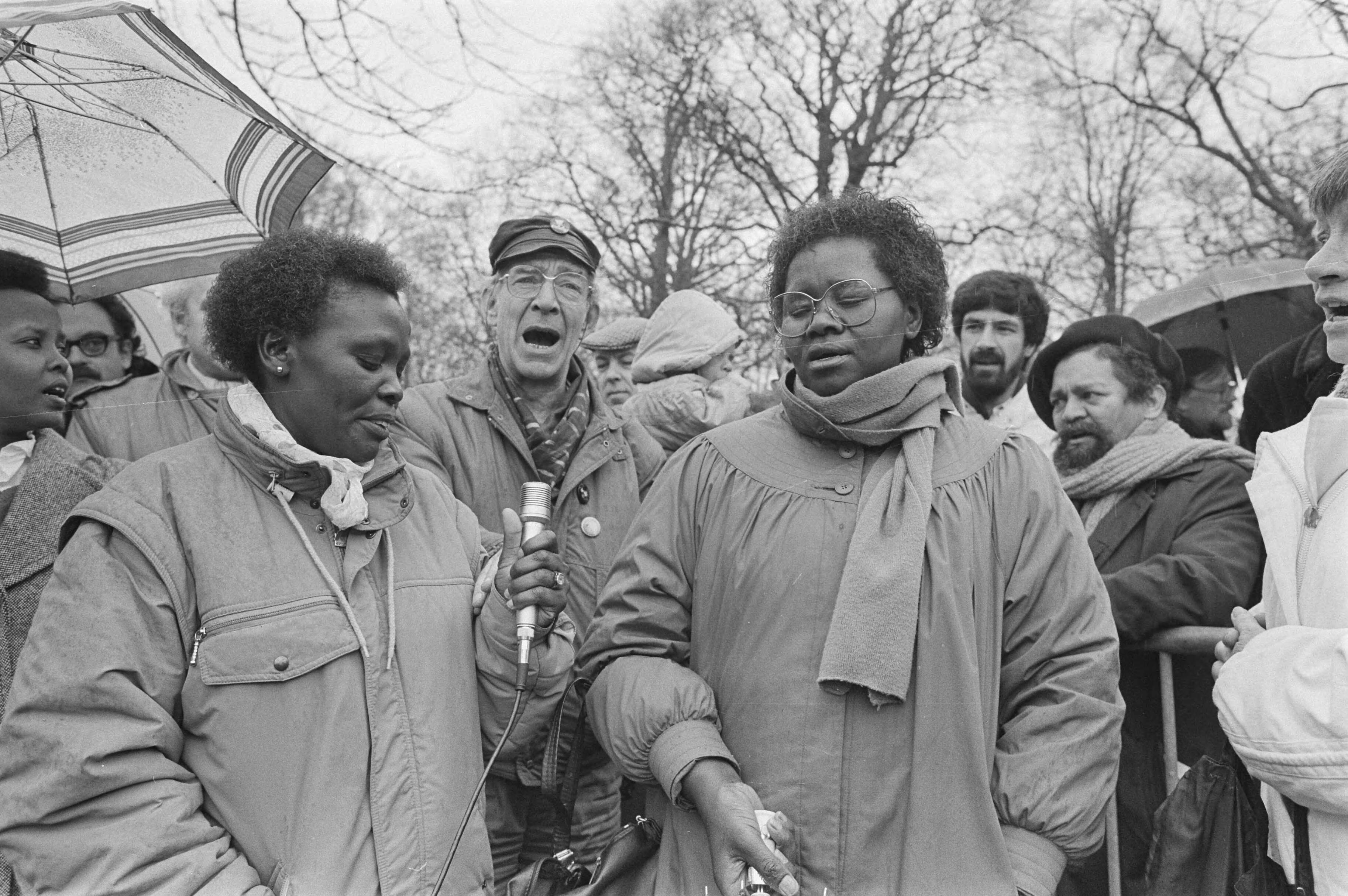 Betoging bij de Zuid-Afrikaanse ambassade in Den Haag voor de vrijlating van de politieke gevangenen Heleen Pastoors en Klaas de Jonge — Den Haag|Zuid-Holland|ambassades |betogingen |politieke gevangenen |apartheid — Foto: Croes, Rob C. / Anefo. Licentie: Set B: Rechtenvrij / Publiek Domein. Bron: Nationaal Archief. http://hdl.handle.net/10648/ad5202c8-d0b4-102d-bcf8-003048976d84