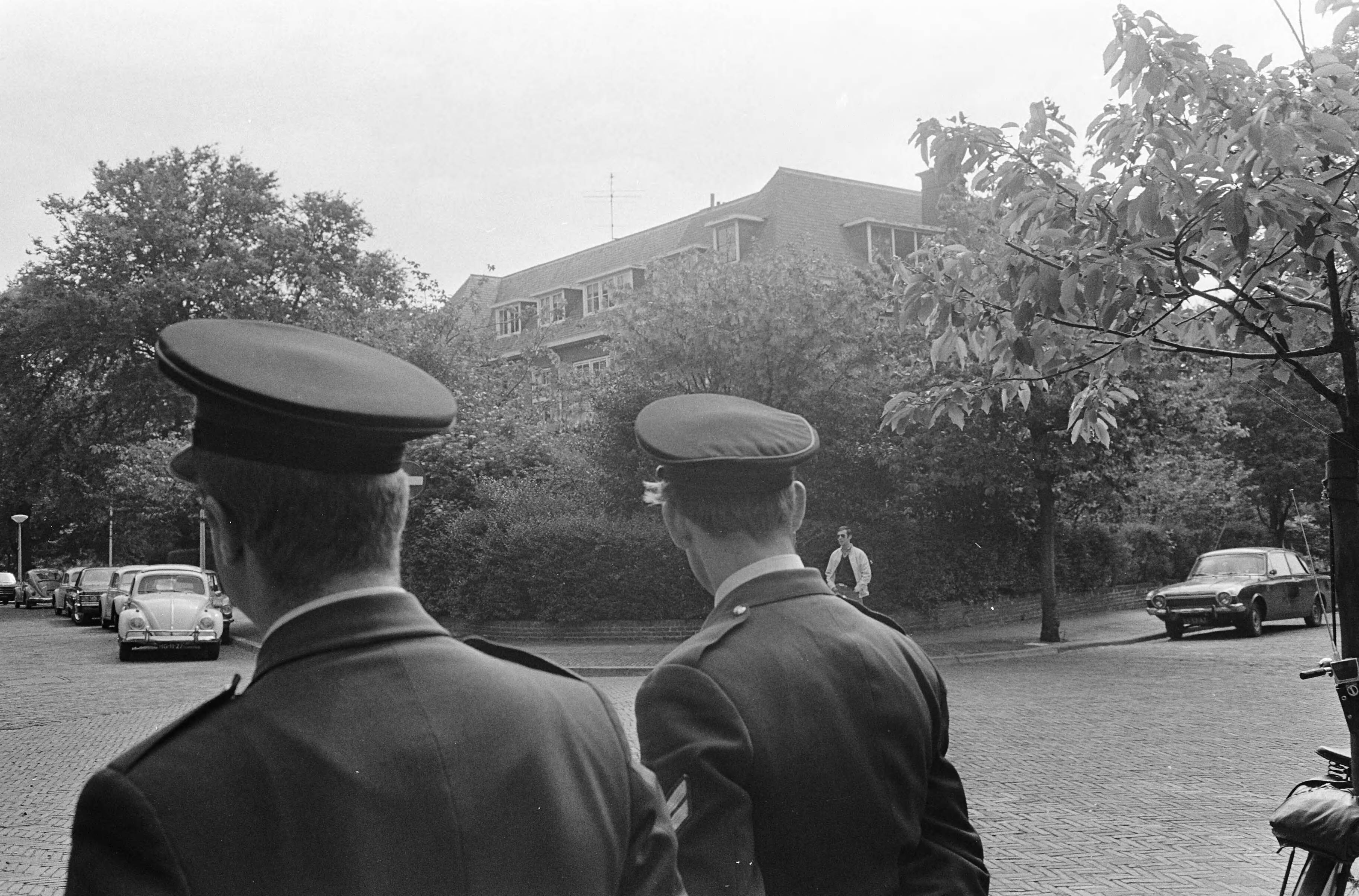 Fotocollectie Anefo — Bewaking ambassade VAR te Den Haag — Foto: Koch, Eric / Anefo. Licentie: Set B: Rechtenvrij / Publiek Domein. Bron: Nationaal Archief. http://hdl.handle.net/10648/ab1b4d34-d0b4-102d-bcf8-003048976d84