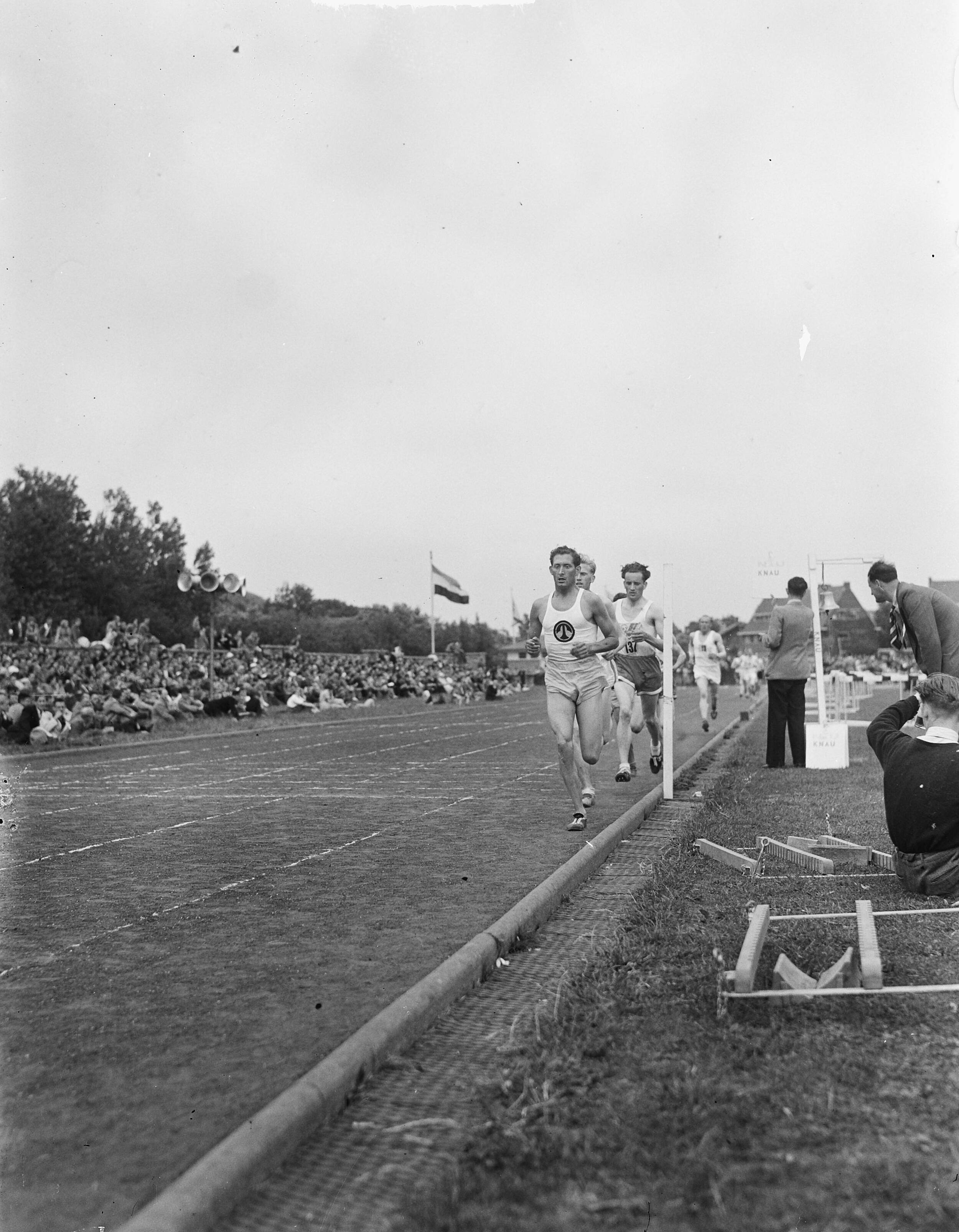 Fotocollectie Anefo — Nederlandse Atletiekkampioenschappen in Den Haag. Wim Slijkhuis aan kop bij de 5000 meter — Foto: Winterbergen, Rolf / Anefo. Licentie: Set B: Rechtenvrij / Publiek Domein. Bron: Nationaal Archief. http://hdl.handle.net/10648/a8cab268-d0b4-102d-bcf8-003048976d84