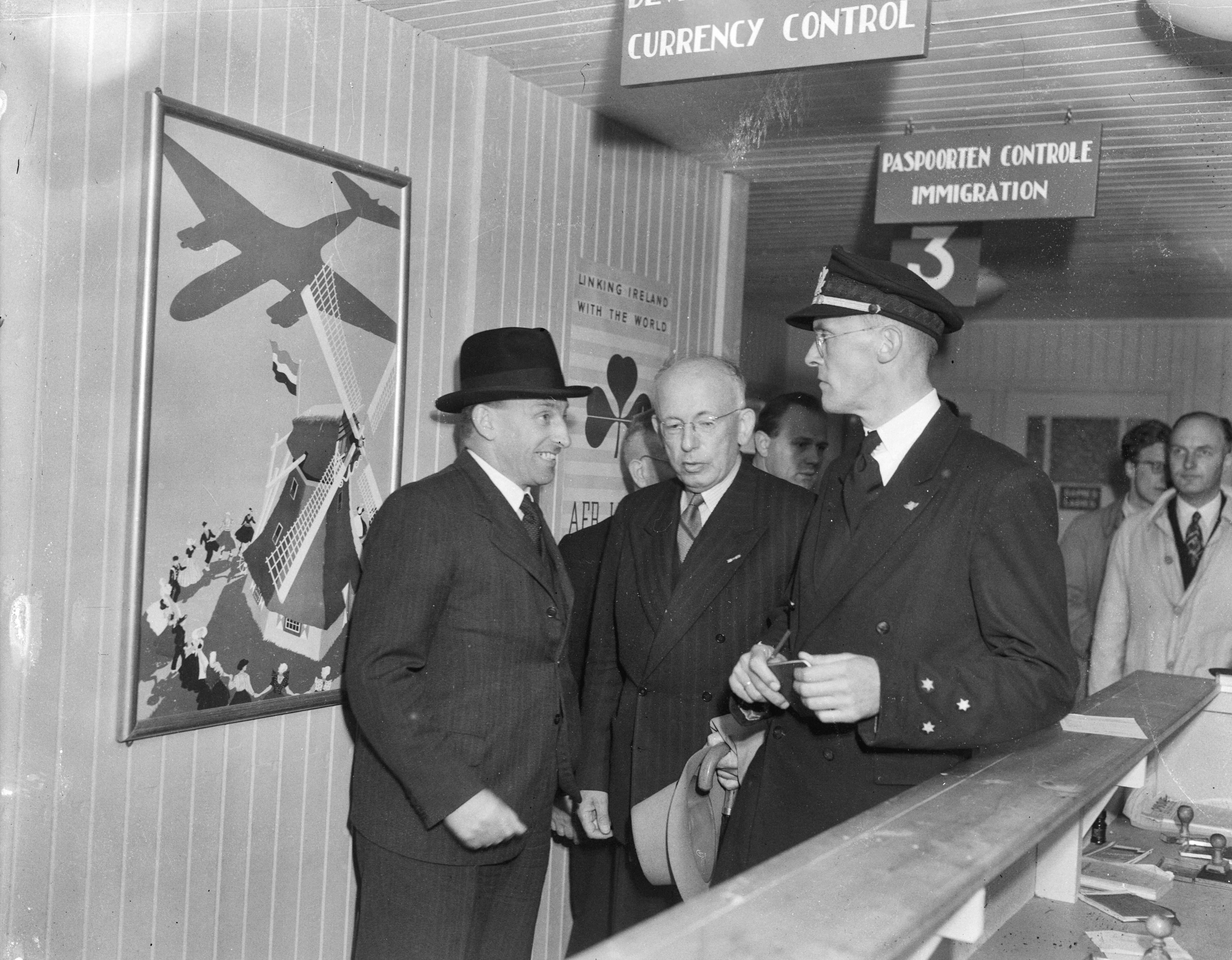 Fotocollectie Anefo — Aankomst Ierse minister van Economische Zaken Séan Lemass op Schiphol — Foto: Wisman, Bram / Anefo. Licentie: Set B: Rechtenvrij / Publiek Domein. Bron: Nationaal Archief. http://hdl.handle.net/10648/a8aa5f5e-d0b4-102d-bcf8-003048976d84