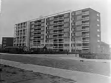 Fotocollectie Anefo — Bouw flats met 7 woonlagen in Den Haag — Foto: Behrens, Herbert F. / Anefo. Licentie: Set B: Rechtenvrij / Publiek Domein. Bron: Nationaal Archief. http://hdl.handle.net/10648/a96ab222-d0b4-102d-bcf8-003048976d84