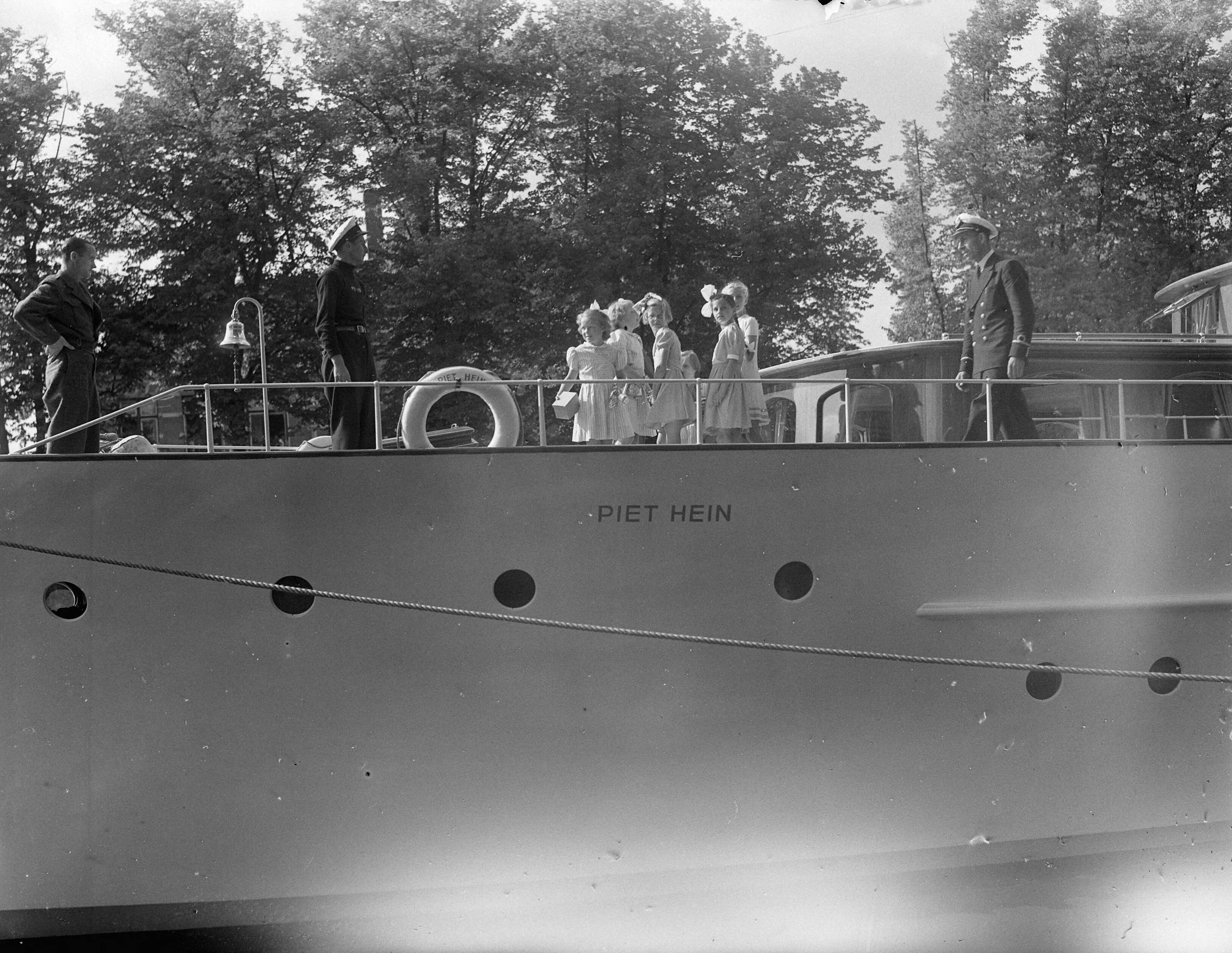 Fotocollectie Anefo — Prinselijk gezin in Leeuwarden. Prinses Beatrix en prinses Irene aan boord van de "Piet Hein", in gezelschap van andere meisjes — Foto: Noske, J.D. / Anefo. Licentie: Set B: Rechtenvrij / Publiek Domein. Bron: Nationaal Archief. http://hdl.handle.net/10648/a8ab17fa-d0b4-102d-bcf8-003048976d84