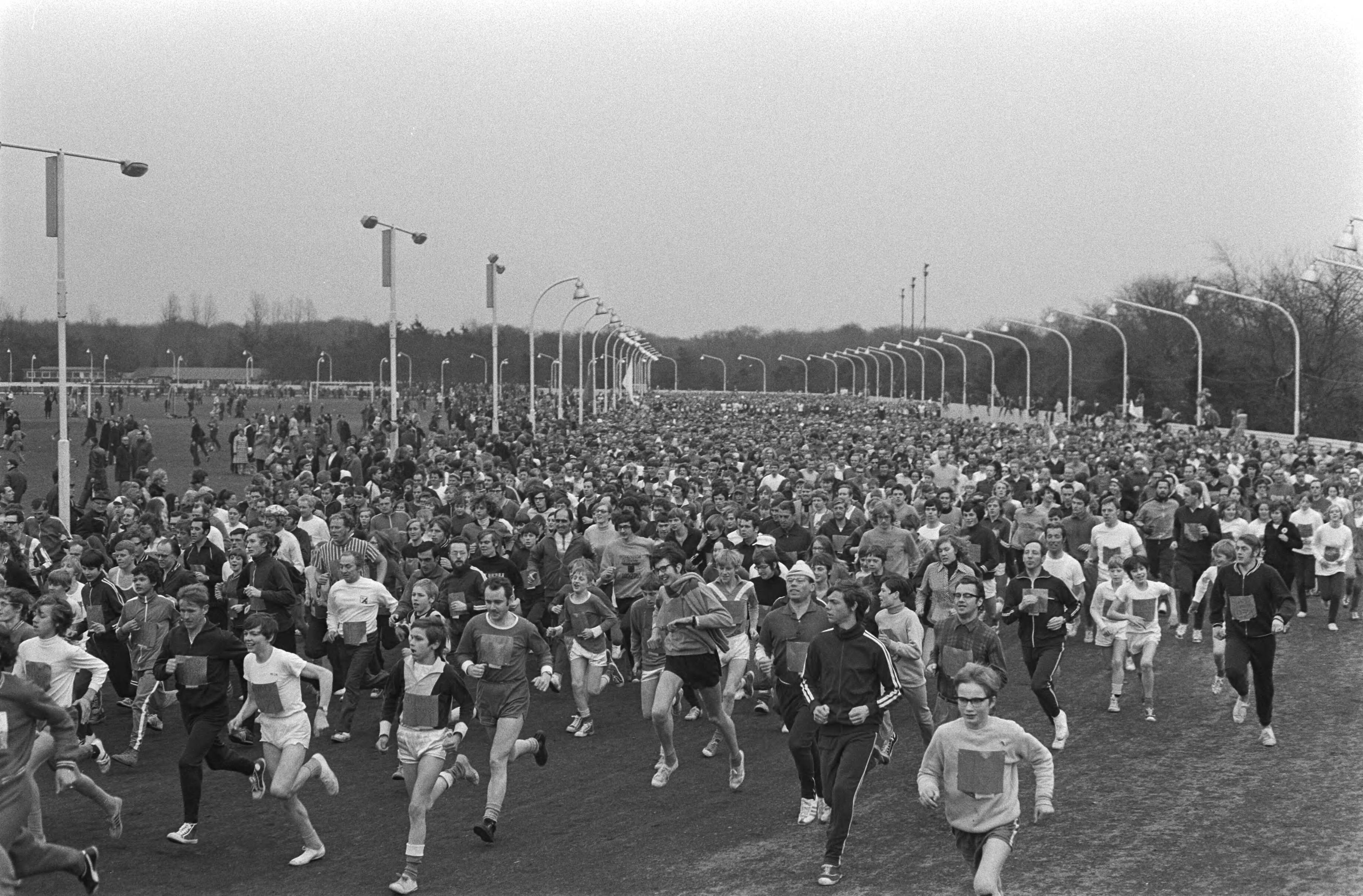Jaarlijkse AVRO-cross 1971 in Hilversum — Start van de hardloopwedstrijd met ongeveer 6000 deelnemers op de drafbaan van het Sportpark Hilversum — Foto: Fotograaf Onbekend / Anefo. Licentie: Set B: Rechtenvrij / Publiek Domein. Bron: Nationaal Archief. http://hdl.handle.net/10648/abb72c5e-d0b4-102d-bcf8-003048976d84