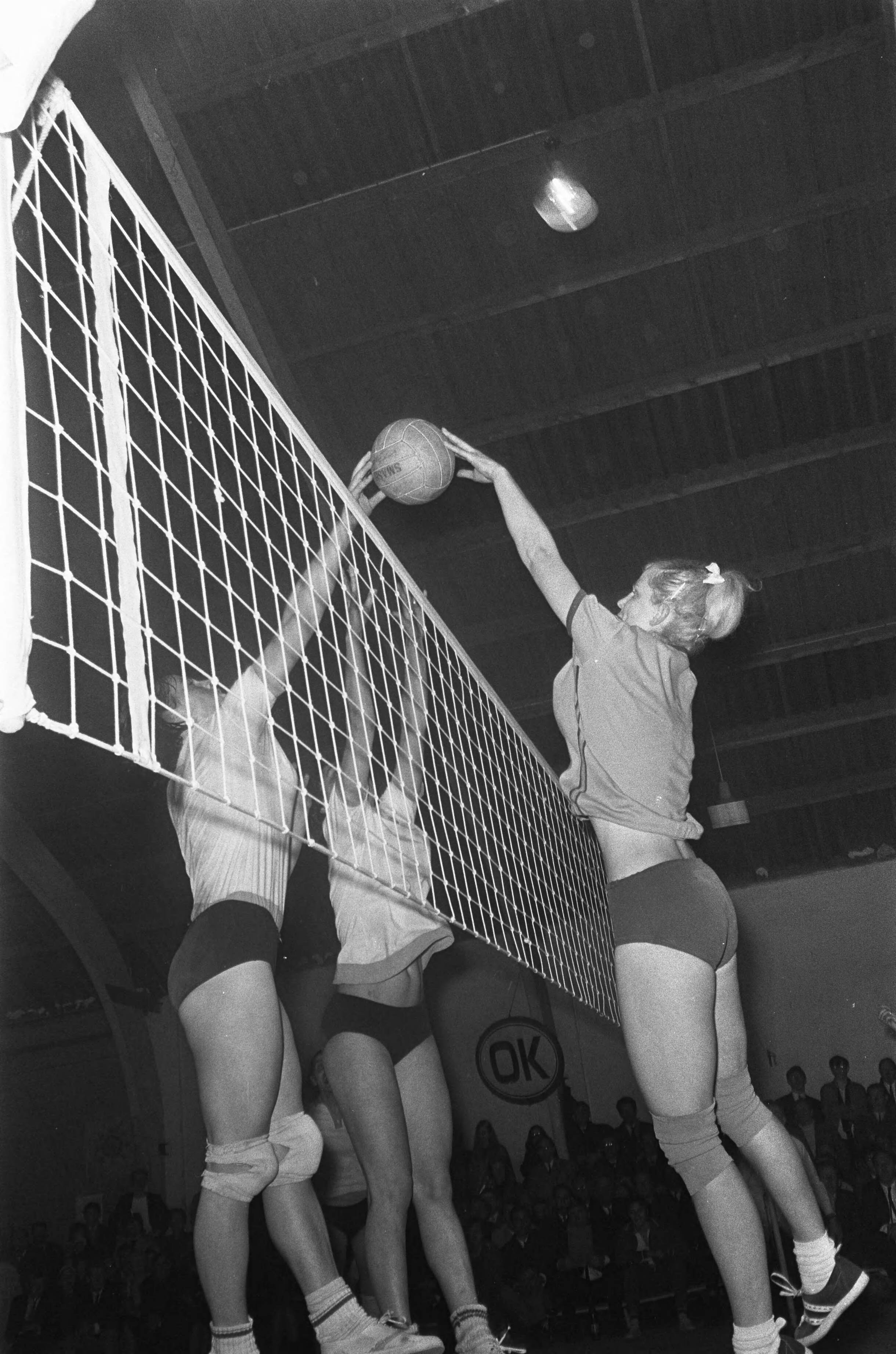 Fotocollectie Anefo — Volleybal Dames, Valboval tegen Akademik Sofia (Bulgarije) om de Europacup te Woerden (derde ronde) Hilda Blanken van Gulik (rechts) in aktie — Foto: Koch, Eric / Anefo. Licentie: Set B: Rechtenvrij / Publiek Domein. Bron: Nationaal Archief. http://hdl.handle.net/10648/ab63dc02-d0b4-102d-bcf8-003048976d84