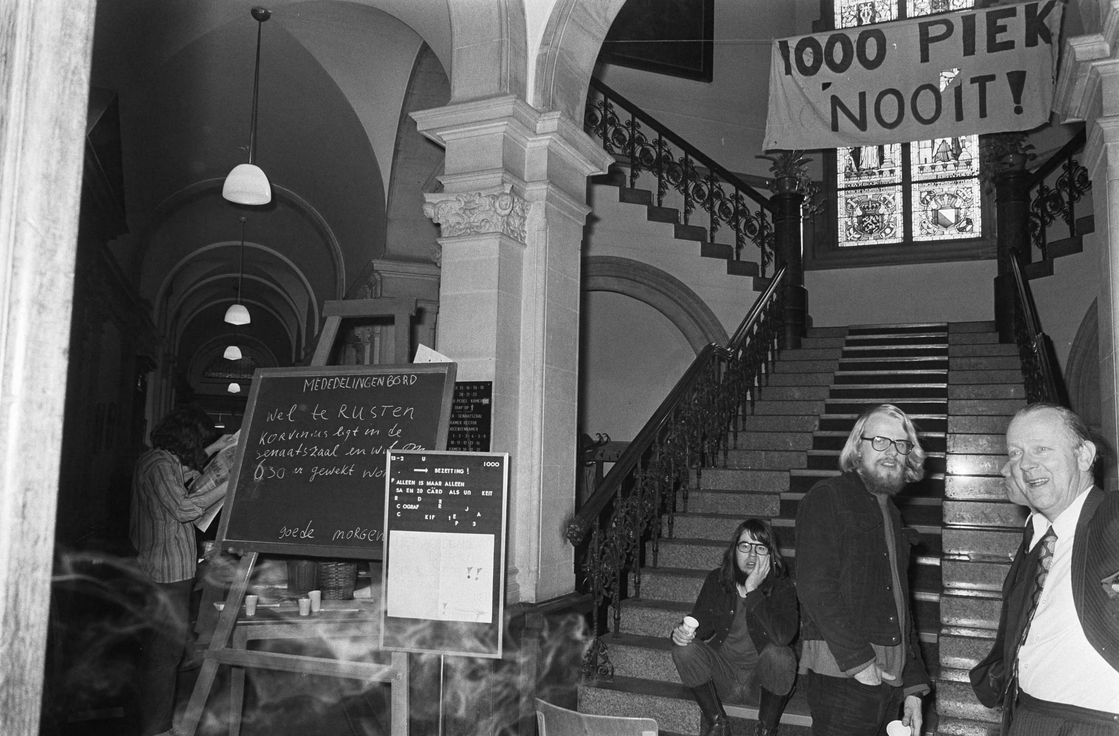 Fotocollectie Anefo — Universiteit van Utrecht bezet uit protest tegen duizend gulden collegegeld, studenten voor gesloten deur — Foto: Peters, Hans / Anefo. Licentie: Set B: Rechtenvrij / Publiek Domein. Bron: Nationaal Archief. http://hdl.handle.net/10648/ac24d52e-d0b4-102d-bcf8-003048976d84