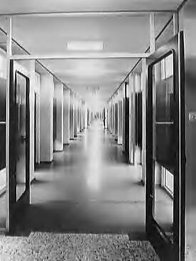 Fotocollectie Rijksvoorlichtingsdienst Eigen — Hoofdbureau van Politie te Den Haag — Foto: Fotobedrijf "Meijer" / RVD. Licentie: Set B: Rechtenvrij / Publiek Domein. Bron: Nationaal Archief. http://hdl.handle.net/10648/af7d4300-d0b4-102d-bcf8-003048976d84