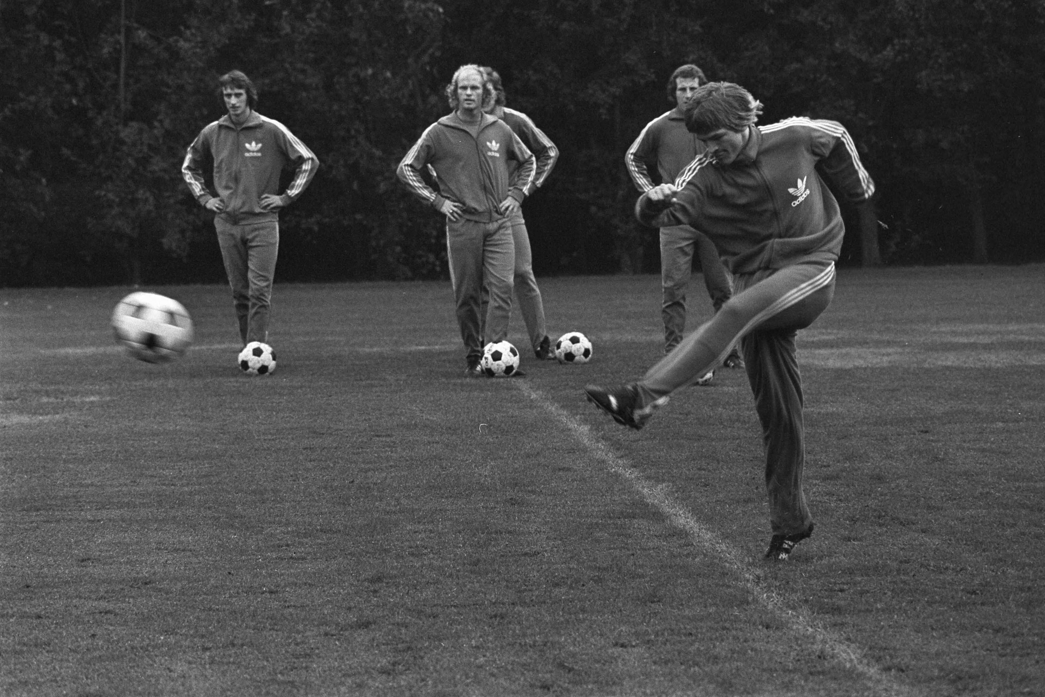 Fotocollectie Anefo — Training Nederlands elftal in Zeist; overzicht training — Foto: Verhoeff, Bert / Anefo. Licentie: Set B: Rechtenvrij / Publiek Domein. Bron: Nationaal Archief. http://hdl.handle.net/10648/ac572754-d0b4-102d-bcf8-003048976d84
