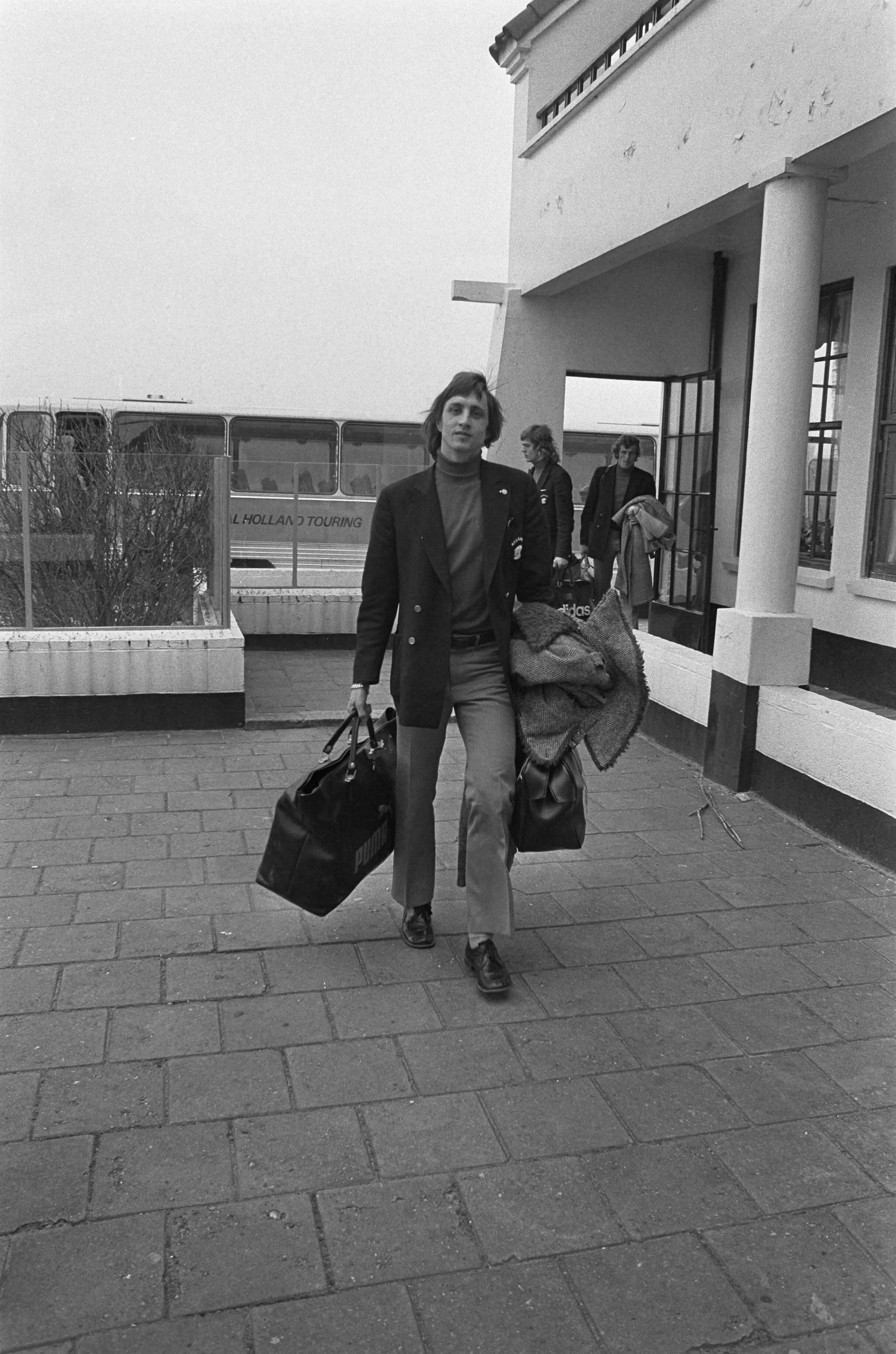 Fotocollectie Anefo — Ajax naar Wassenaar, Cruijff bij aankomst — Foto: Peters, Hans / Anefo. Licentie: Set B: Rechtenvrij / Publiek Domein. Bron: Nationaal Archief. http://hdl.handle.net/10648/ac2663d0-d0b4-102d-bcf8-003048976d84