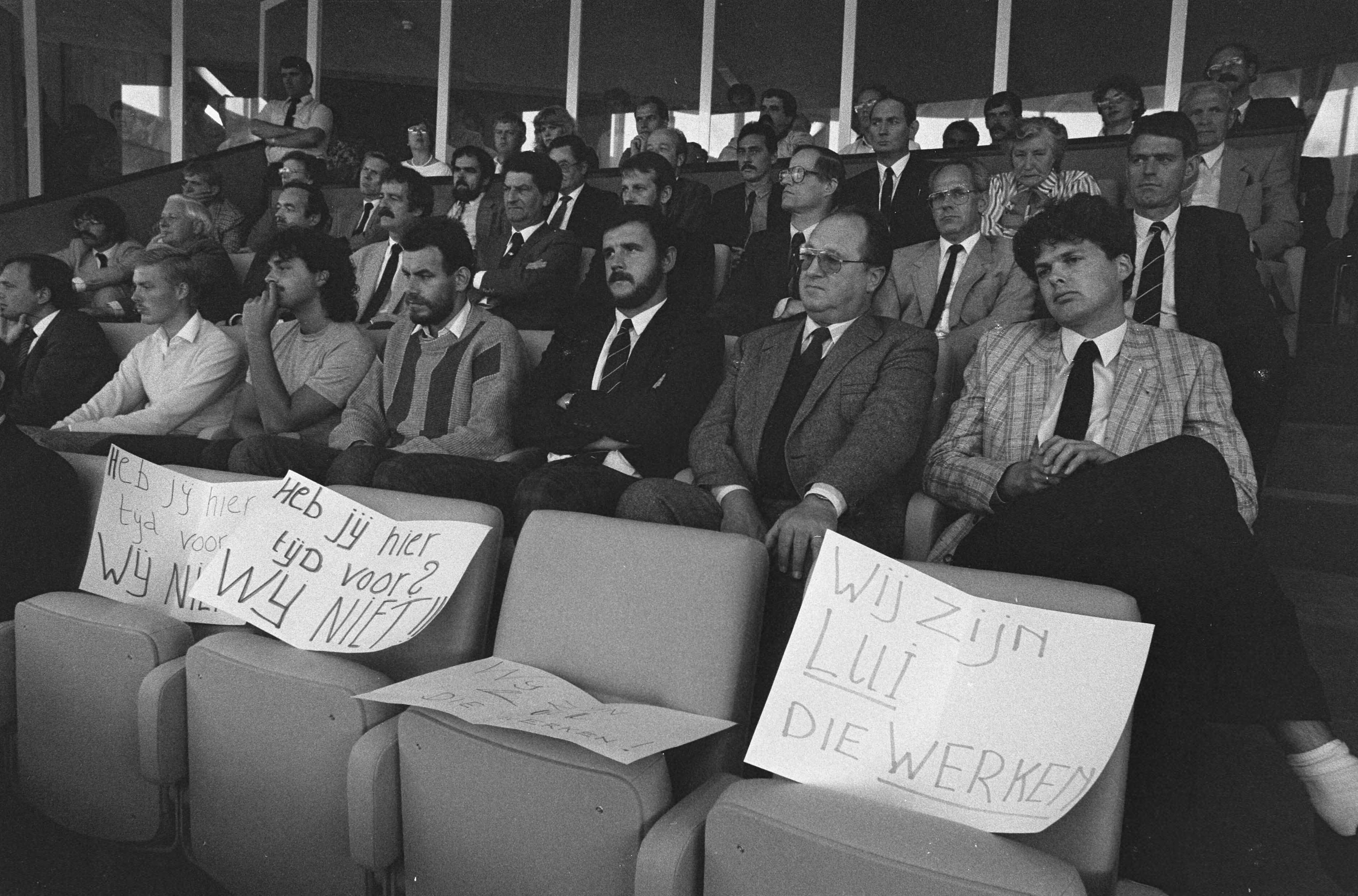 Fotocollectie Anefo — Ambtenaren protesteren tegen minister van Dijk tijdens officiele opening nieuw stadhuis in Almere; ambtenaren laten protestborden achter tijdens toespraak van Dijk / — Foto: Bogaerts, Rob / Anefo. Licentie: Set B: Rechtenvrij / Publiek Domein. Bron: Nationaal Archief. http://hdl.handle.net/10648/ad574774-d0b4-102d-bcf8-003048976d84