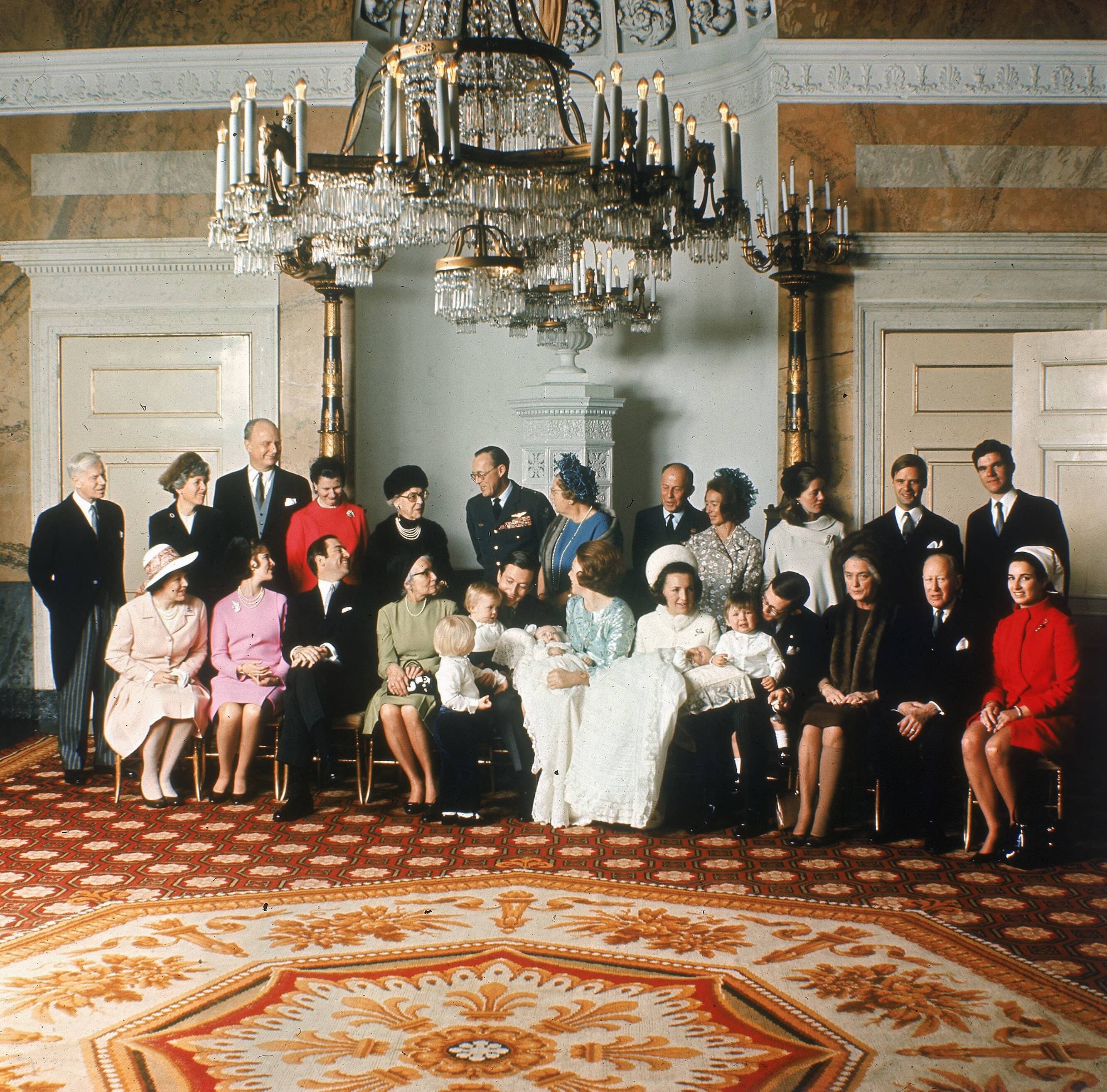 Fotocollectie RVD / Koninklijk Huis — Doop prins Constantijn en prins Bernhard jr. Foto met familie en genodigden: koningin Juliana, prins Bernhard, prinses Armgard, dhr van Vollenhoven sr., mw. Van Vollenhoven-Stuyling de Lange, mw. Gösta von Amsberg, prinses Beatrix, prins Claus, prinses Margriet, mr. Pieter van Vollenhoven, prins Maurits, prins Constantijn, prins Bernhard jr., koningin Anne-Marie en de doopgetuigen: Koning Constantijn, prins Aschwin zur Lippe-Biesterfeld, Baron Axel von dem Bussche-Streithorst, mevrouw drs. C.J.L.M. de Beaufort-Sickinghe, dr. M. Kohnstam. Prins Bernhard, luitenant-generaal A.B. Wolff, mevrouw C.C.V. Evelein, geboren baronesse Bentinck, mejuffrouw J. Fleischmann en mr. J.C.L. Baron Van Boetzelaer in paleis Soestdijk, zaterdag 21 februari 1970 — Foto: Koot, Max / RVD. Licentie: Set B: Rechtenvrij / Publiek Domein. Bron: Nationaal Archief. http://hdl.handle.net/10648/afb488d8-d0b4-102d-bcf8-003048976d84