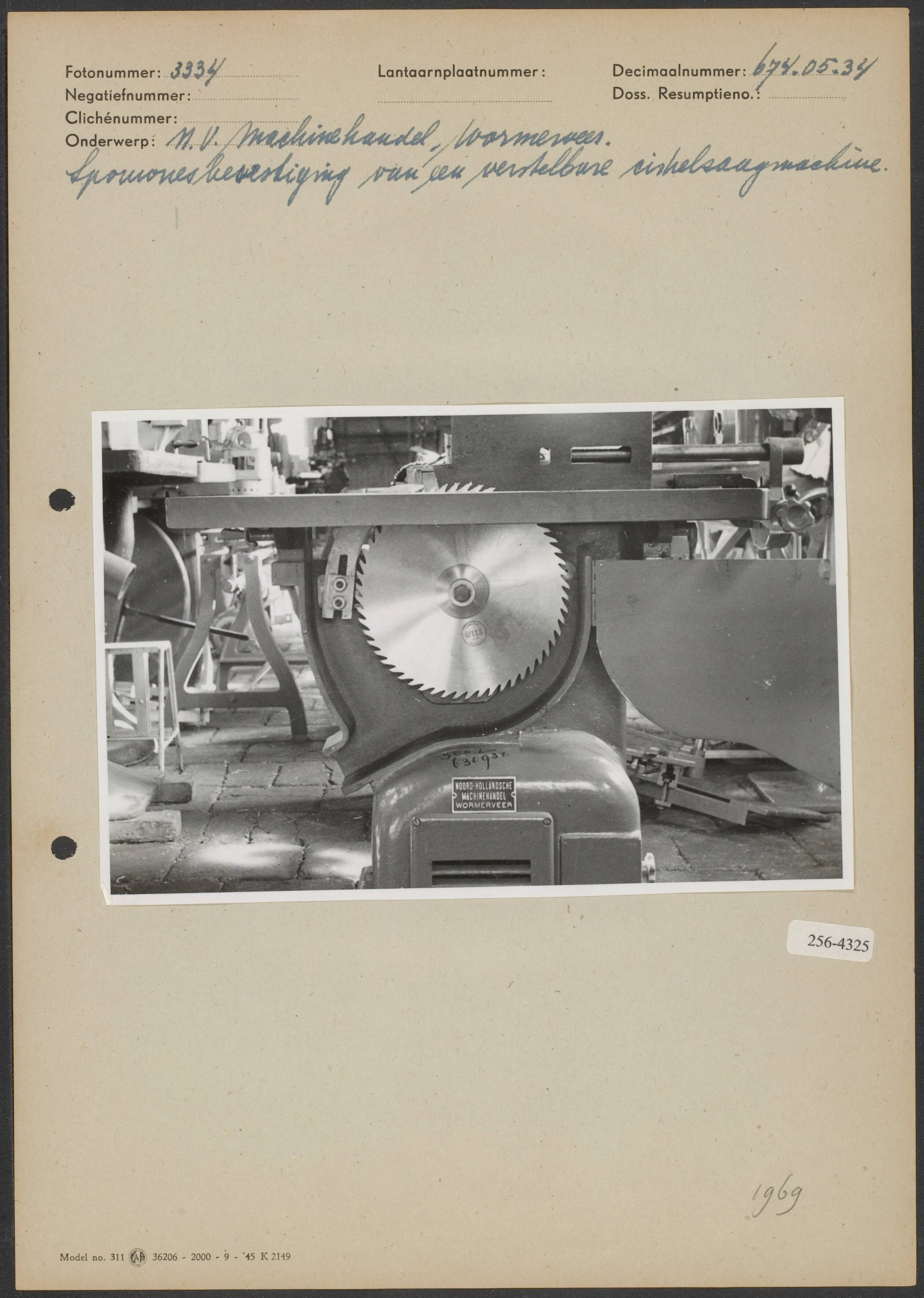 Spouwmesbevestiging — Spouwmesbevestiging van een verstelbare cirkelzaagmachine bij de NV Machinehandel te Wormerveer — Foto: Onbekend / Publiek Domein of Rechtenvrij. Licentie: Set B: Rechtenvrij / Publiek Domein. Bron: Nationaal Archief. http://hdl.handle.net/10648/b06b1602-d0b4-102d-bcf8-003048976d84