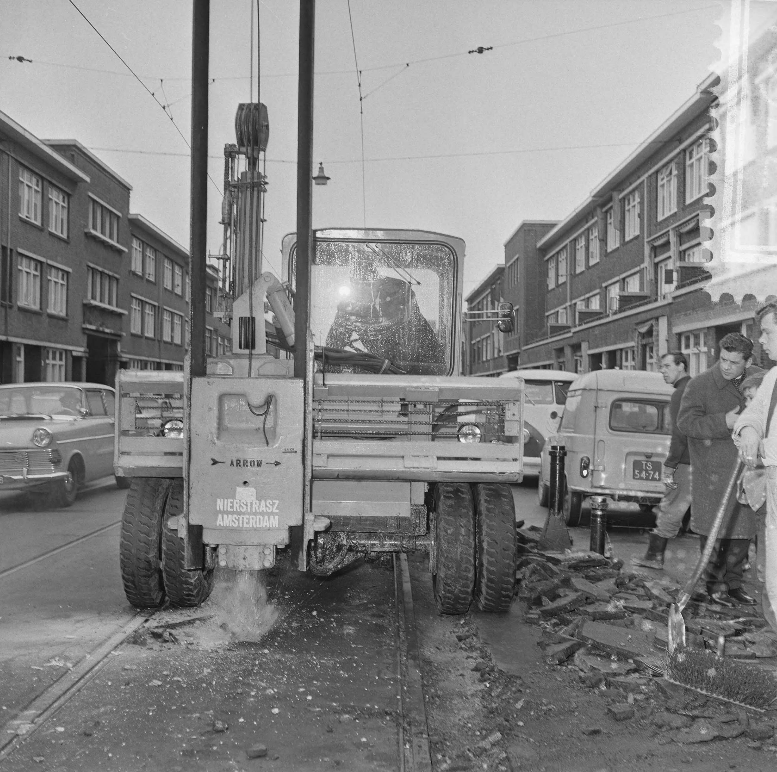 Fotocollectie Anefo — Opdracht Nierstratz, betonsplijtmachine in Den Haag — Foto: Voets, Jan / Anefo. Licentie: Set B: Rechtenvrij / Publiek Domein. Bron: Nationaal Archief. http://hdl.handle.net/10648/aae072e0-d0b4-102d-bcf8-003048976d84