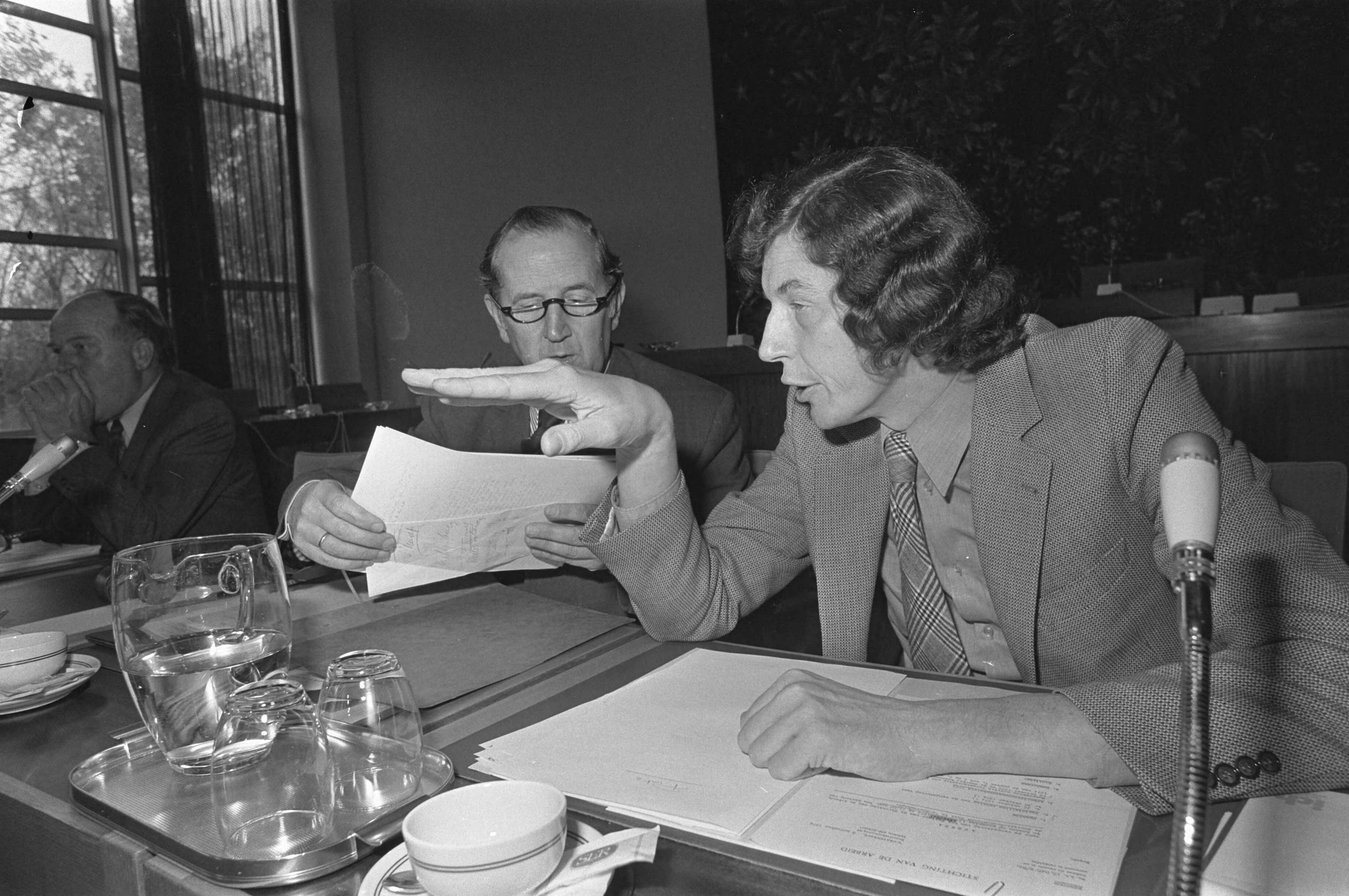 Fotocollectie Anefo — Vergadering Stichting van de Arbeid in SER-gebouw in Den Haag , Van Veen (l) (VNO-voorzitter) en Kok — Foto: Mieremet, Rob / Anefo. Licentie: Set B: Rechtenvrij / Publiek Domein. Bron: Nationaal Archief. http://hdl.handle.net/10648/ac5a668a-d0b4-102d-bcf8-003048976d84