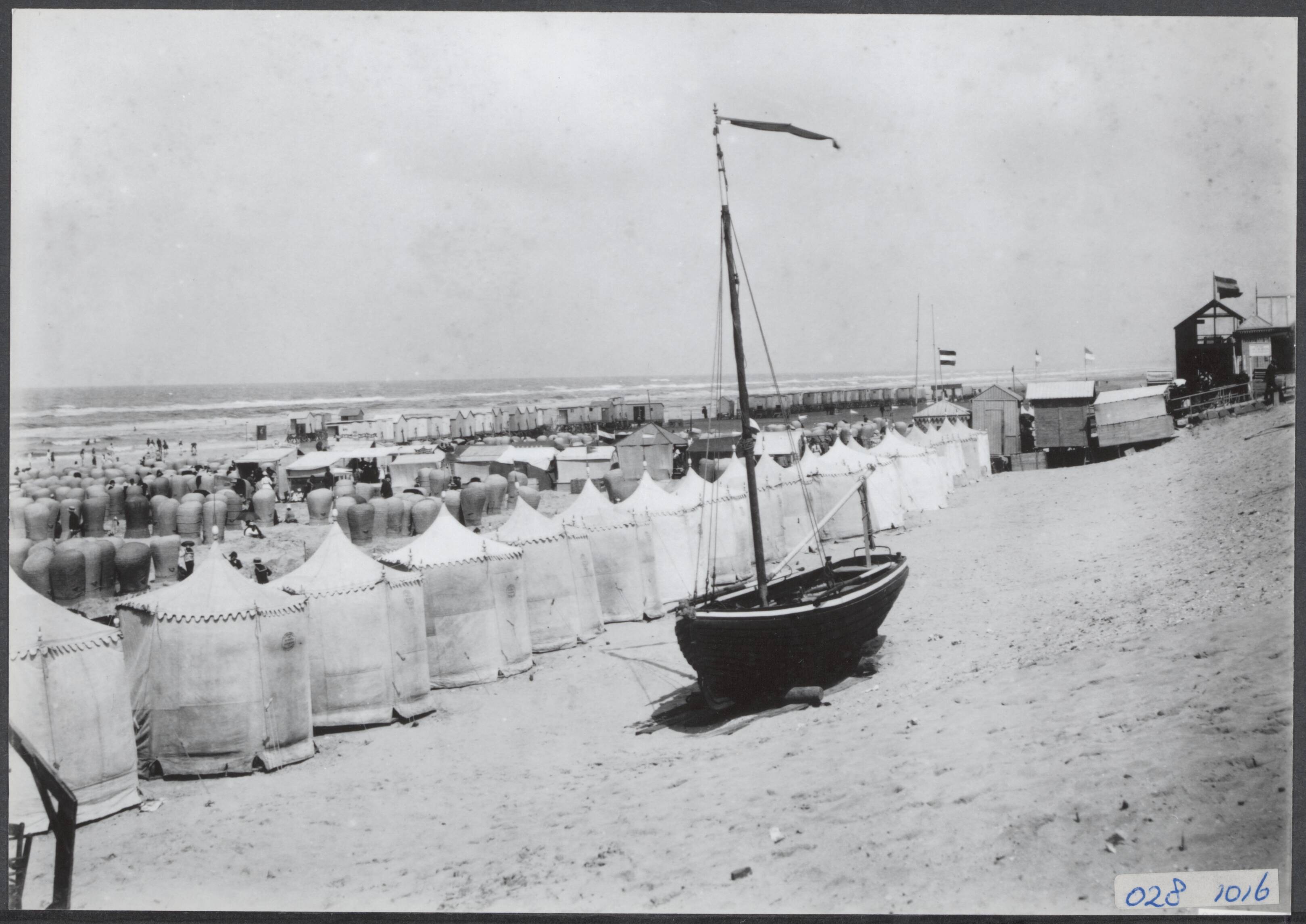 Fotocollectie Elsevier Binnenland — Scheveningen. Strand — Foto: Onbekend / Publiek Domein of Rechtenvrij. Licentie: Set B: Rechtenvrij / Publiek Domein. Bron: Nationaal Archief. http://hdl.handle.net/10648/addf8562-d0b4-102d-bcf8-003048976d84